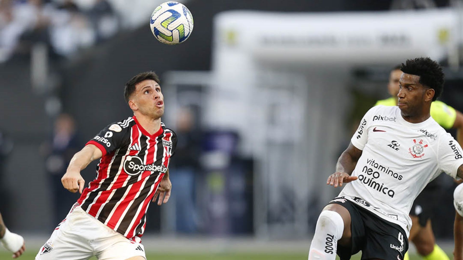 Jonathan Calleri e Gil disputam bola no Corinthians x São Paulo pelo Brasileirão 2023