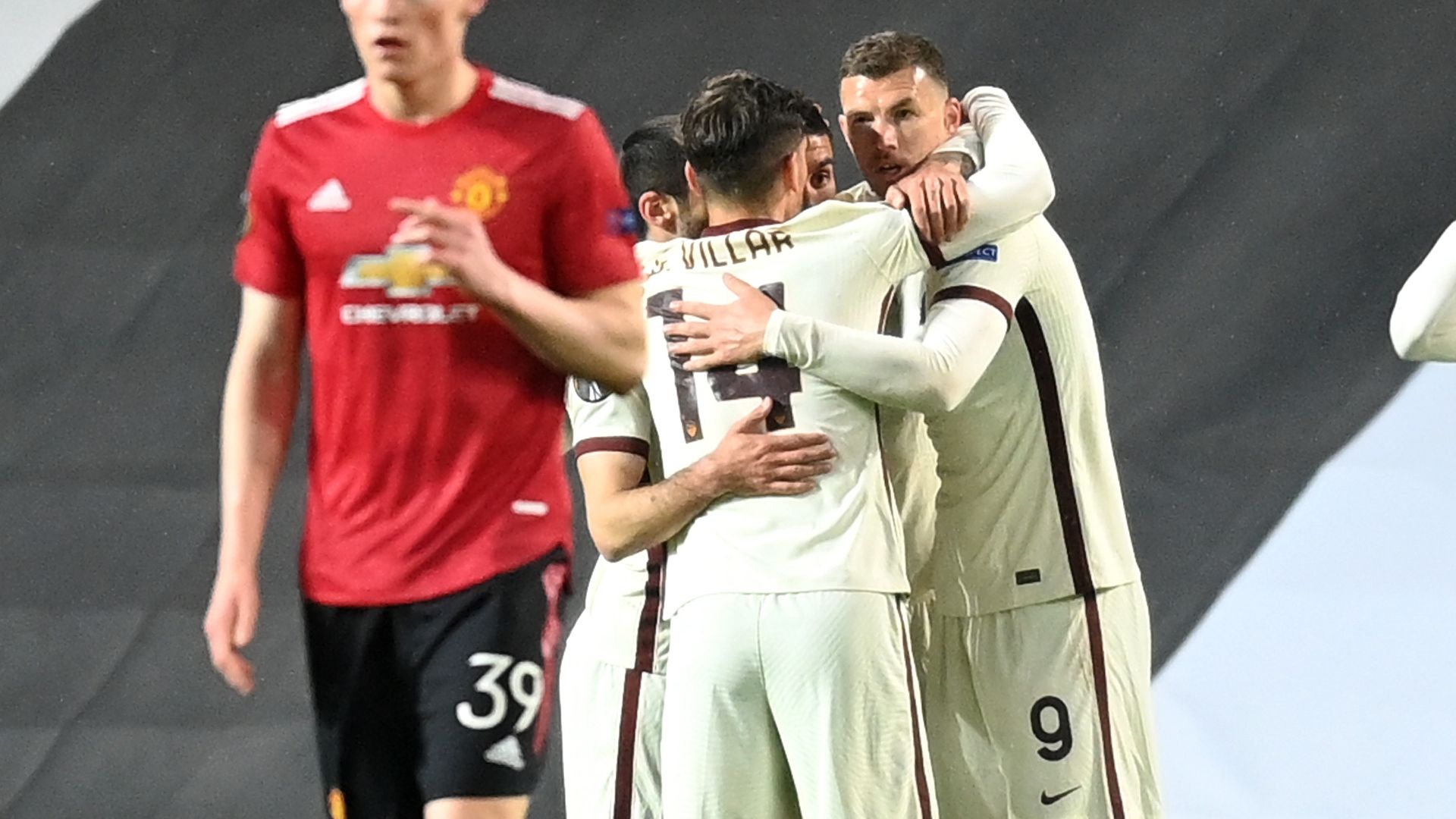 Dzeko celebrating Manchester United Roma Europa League