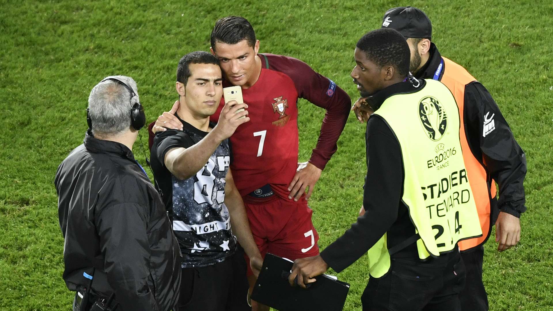 Cristiano Ronaldo Fan Selfie Portugal Austria 18062016