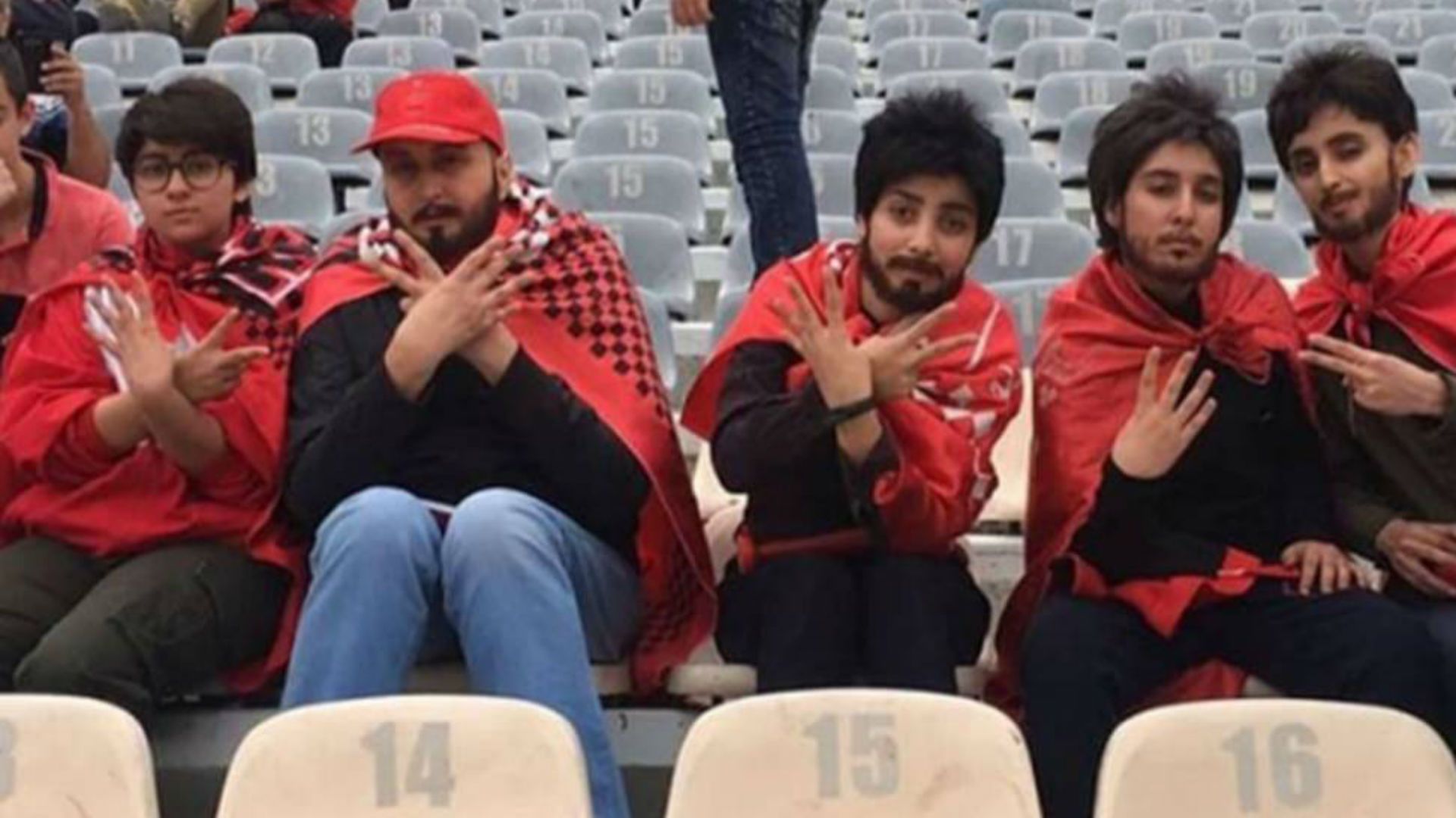 Mujeres en Irán disfrazadas de hombres