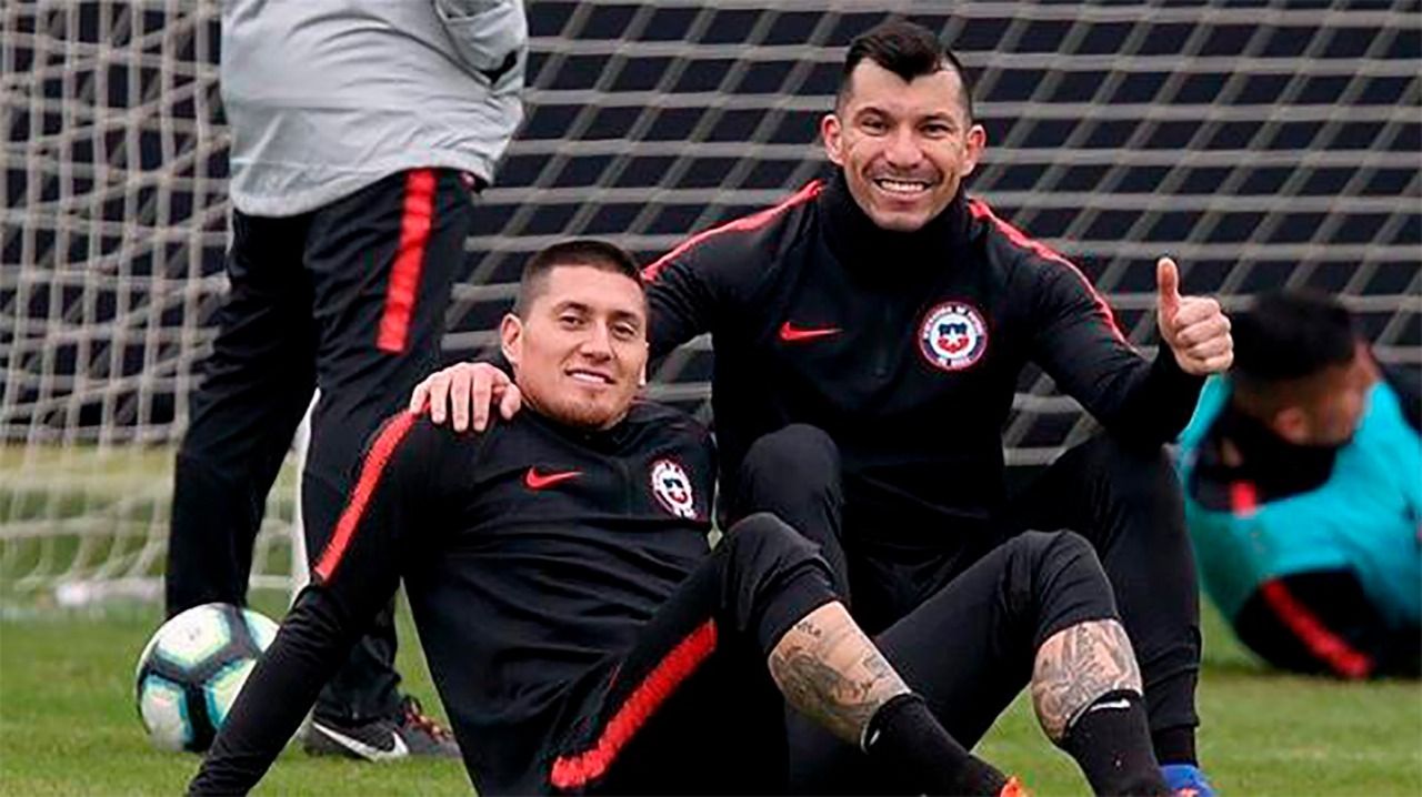 Nicolás Castillo y Gary Medel U. Católica Chile