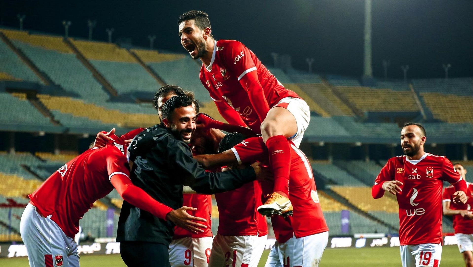 احتفال لاعبو الأهلي بالتتويج بكأس مصر