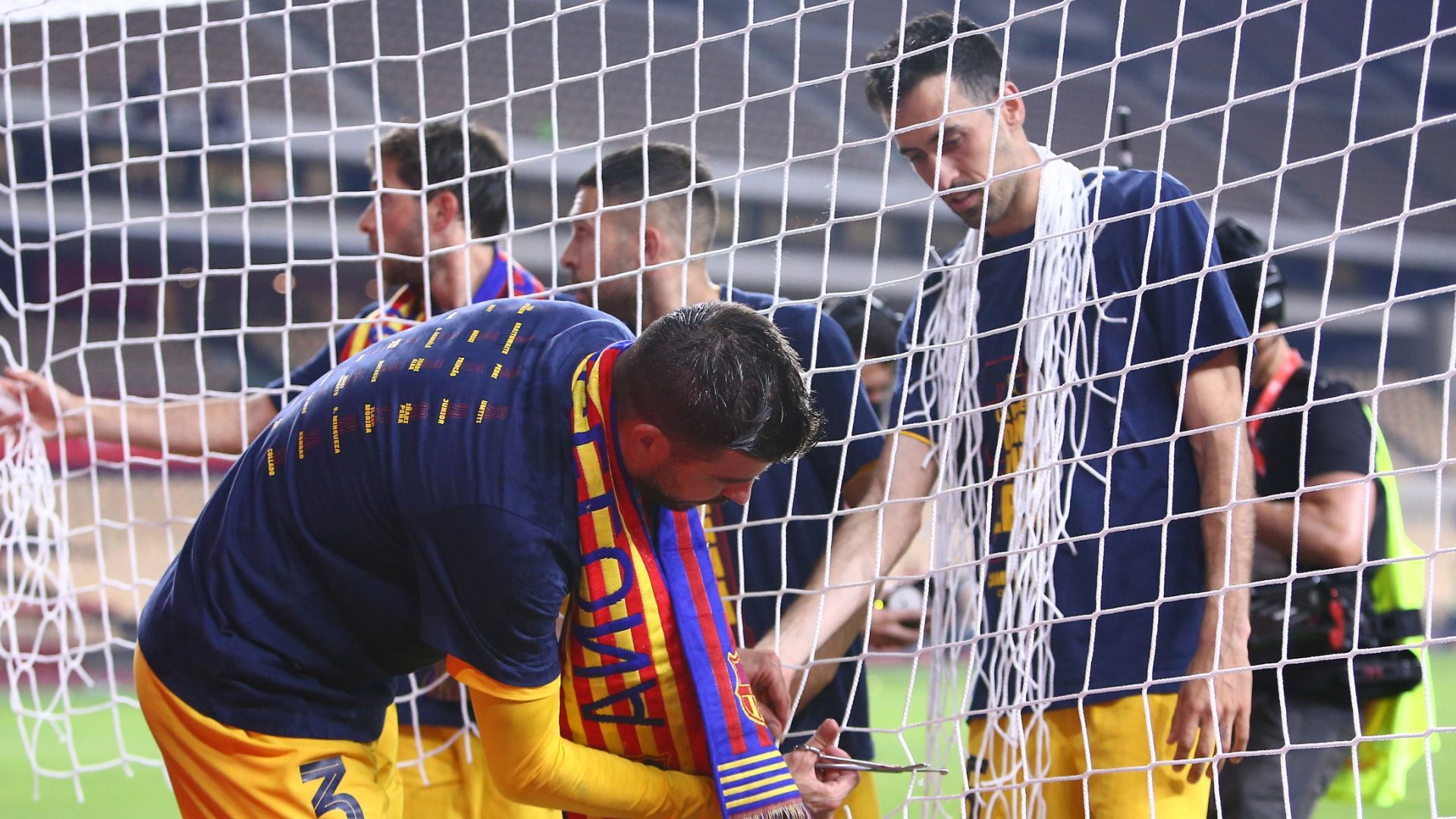 Gerard Pique potong jaring