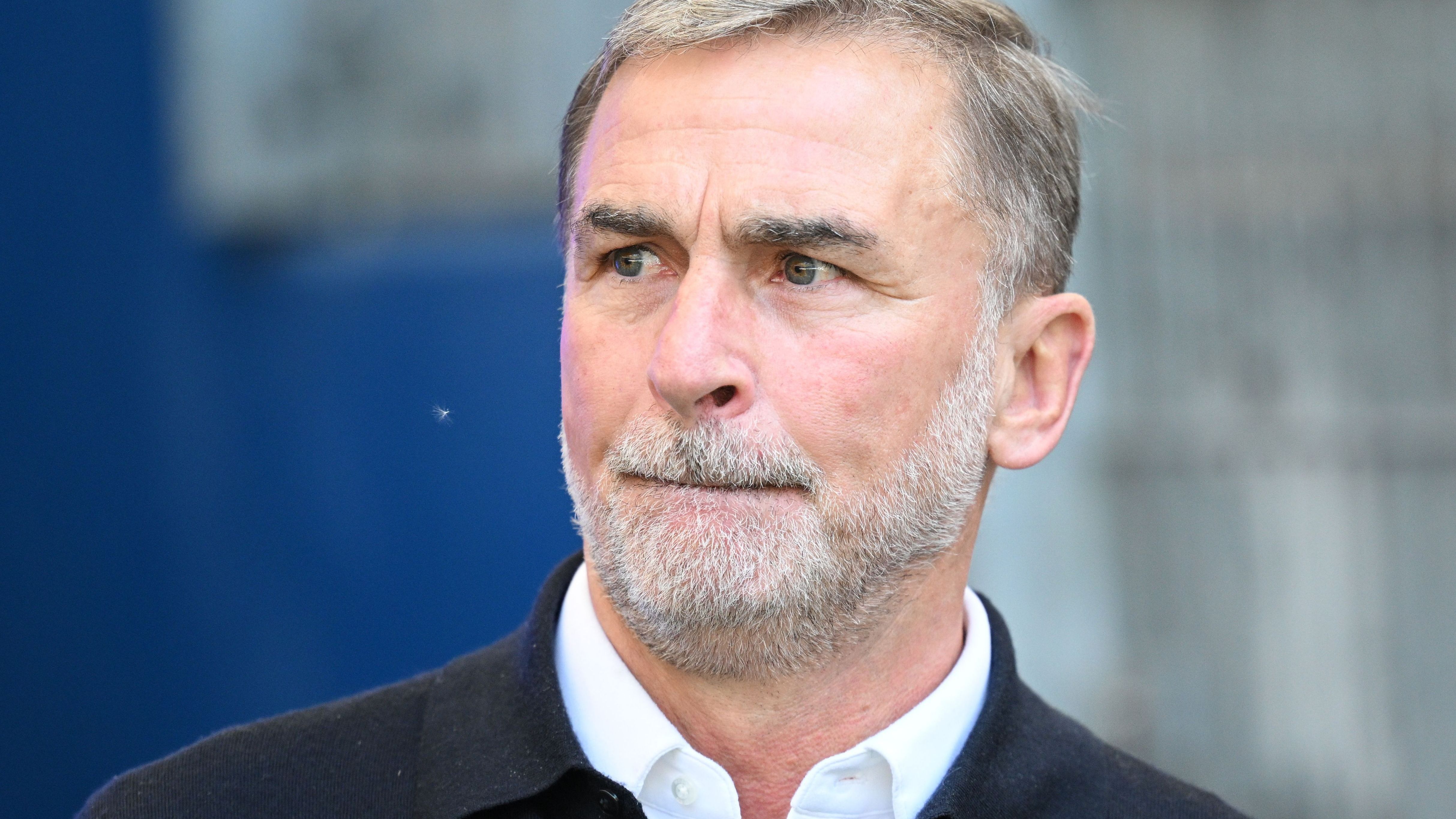 Stefan Kuntz schaut nachdenklich.