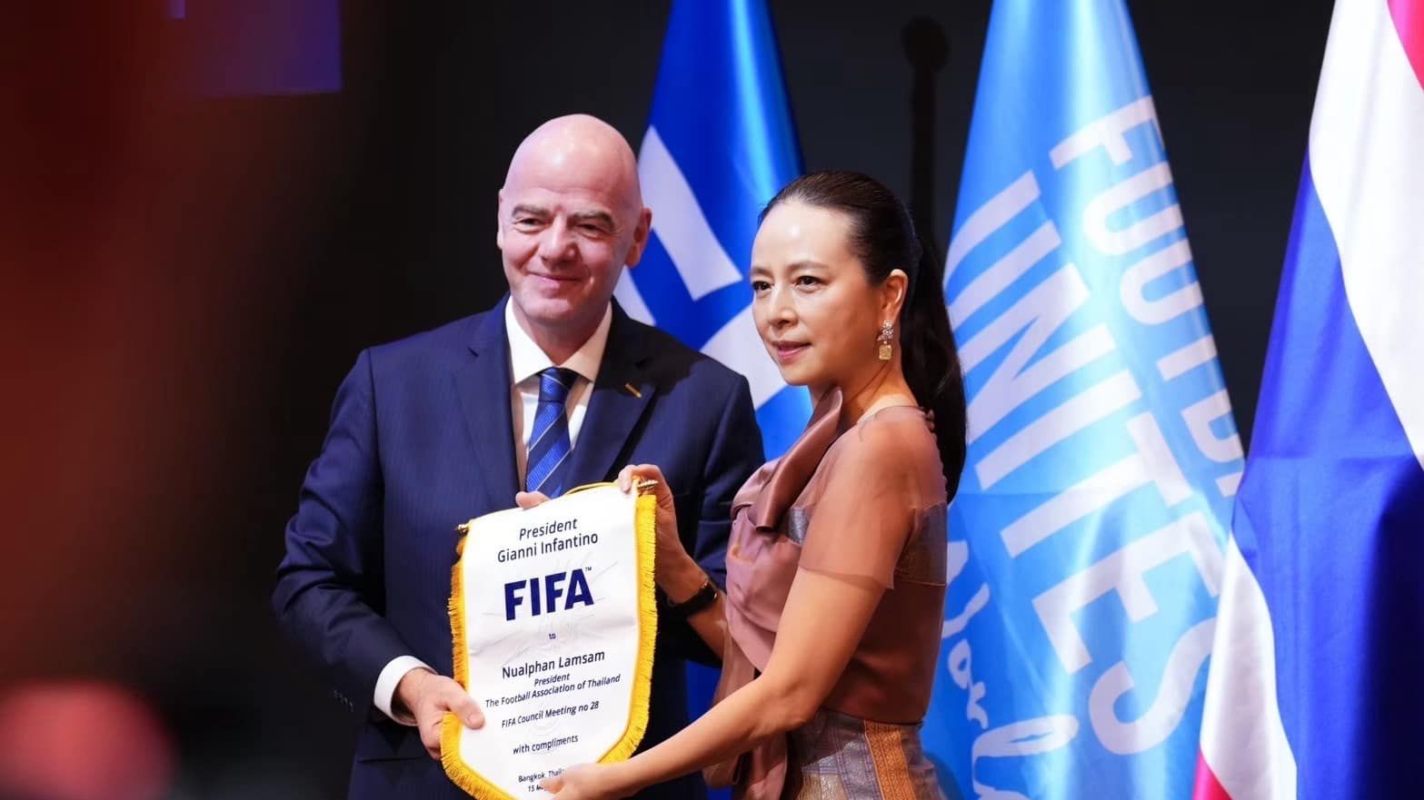 นวลพรรณ ล่ำซำ