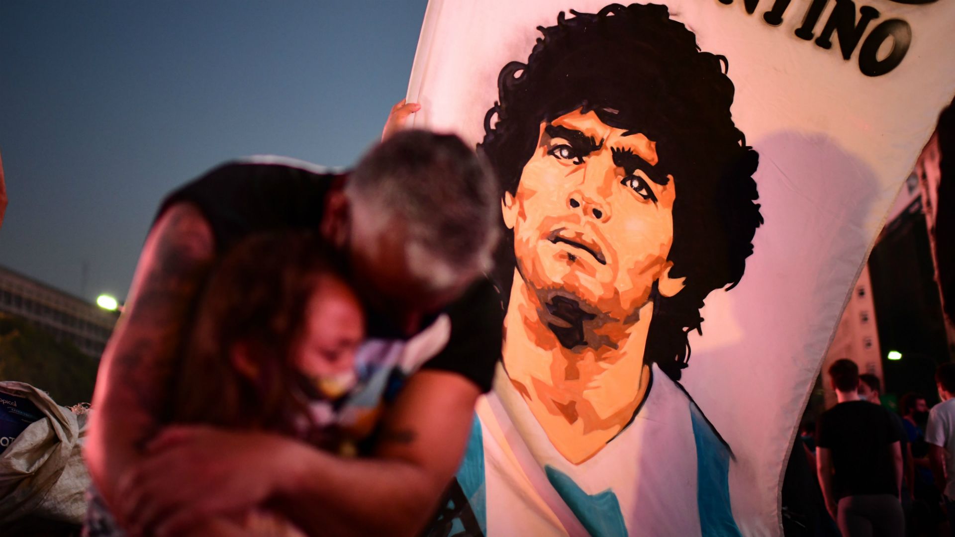 gente llorando Diego Maradona 25112020