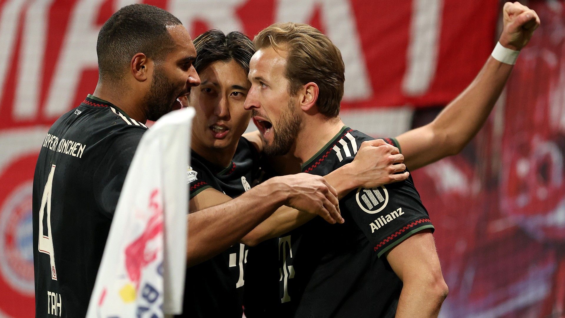 Harry Kane of FC Bayern Munich celebrates with teammates