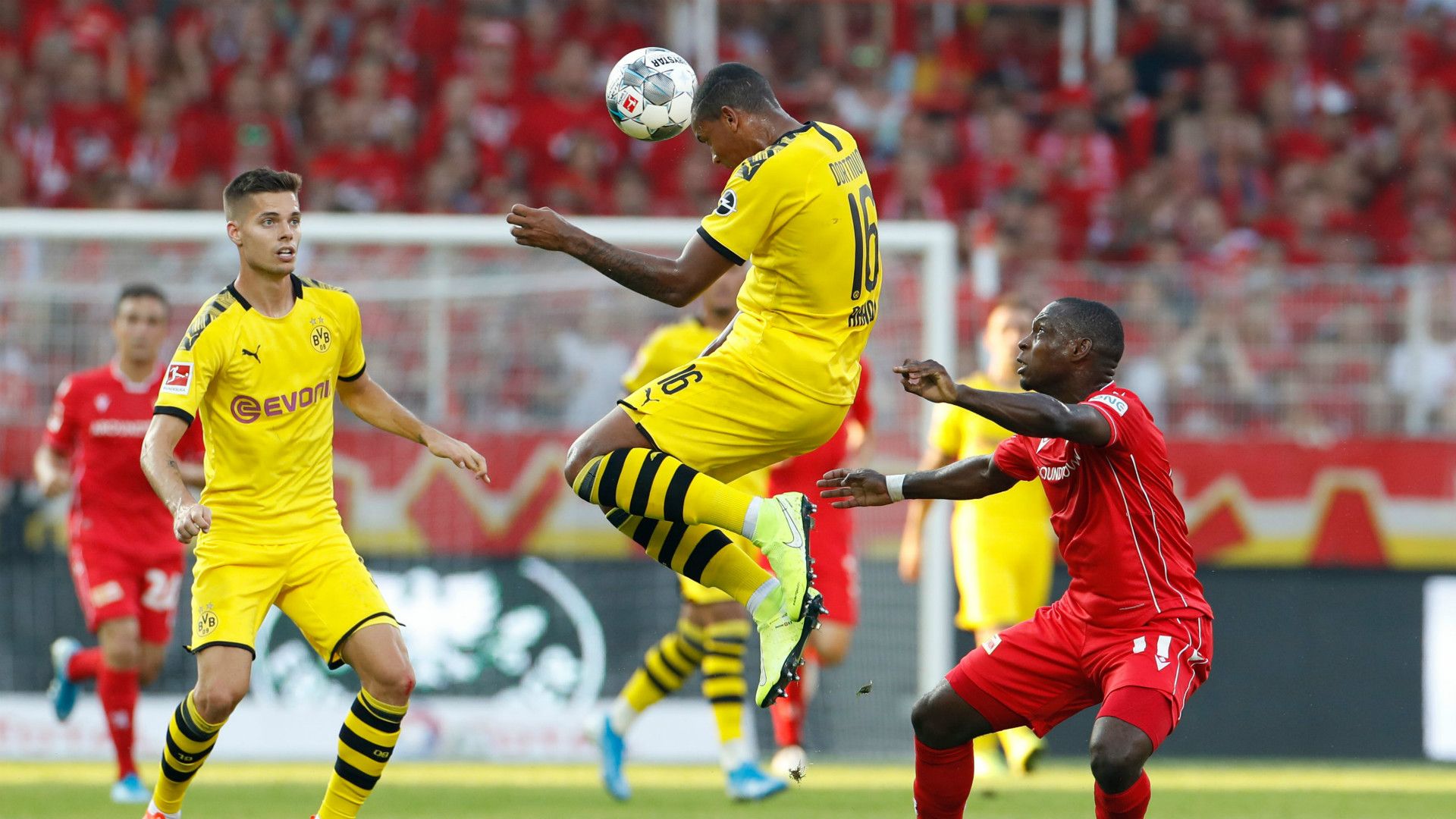 MANUEL AKANJI BORUSSIA DORTMUND BUNDESLIGA 31082019
