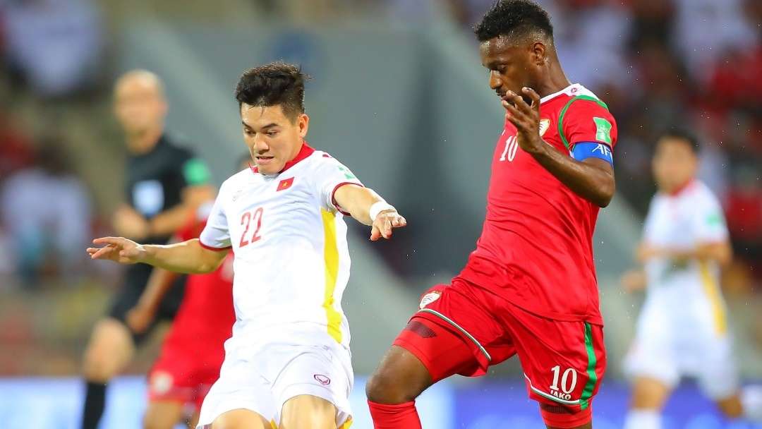 Nguyen Tien Linh Mohsin Al-Khaldi Vietnam vs Oman 2022 WCQ