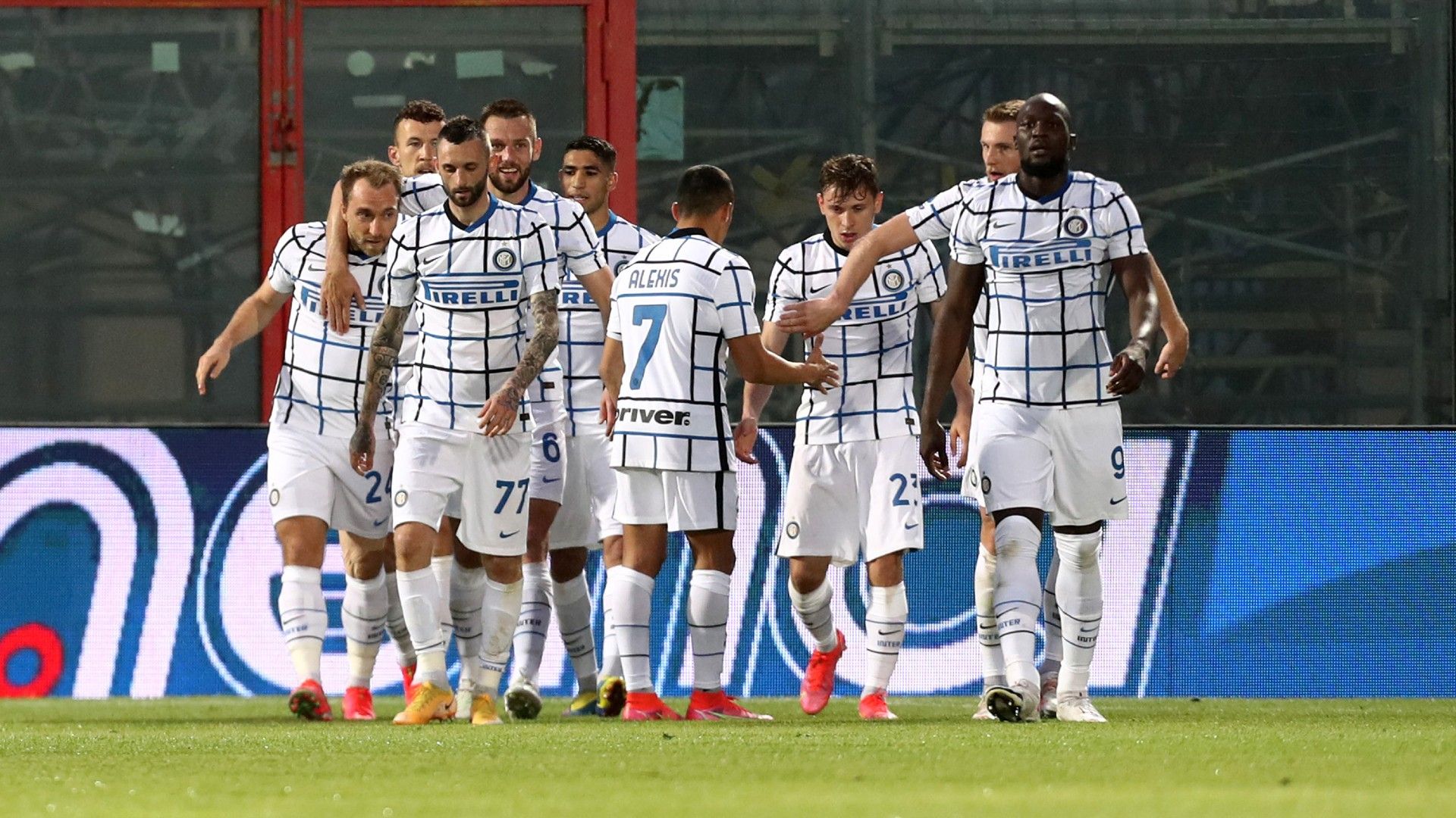 Inter celebrating Crotone