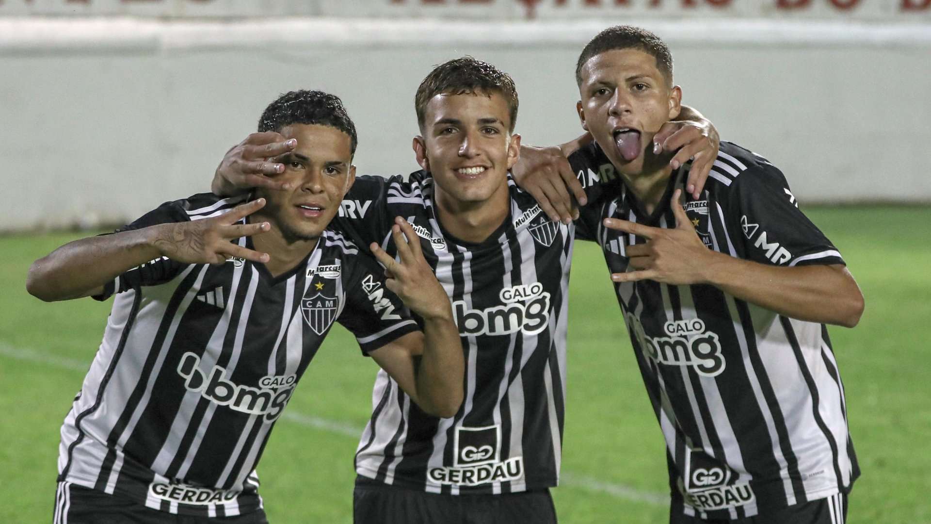 Jogadores do Atlético-MG sub-17 comemoram em jogo da temporada 2023