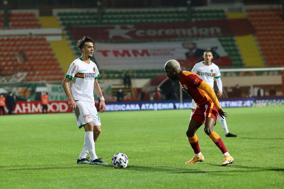 Tukli mushuk bilan semiz lezbiyen