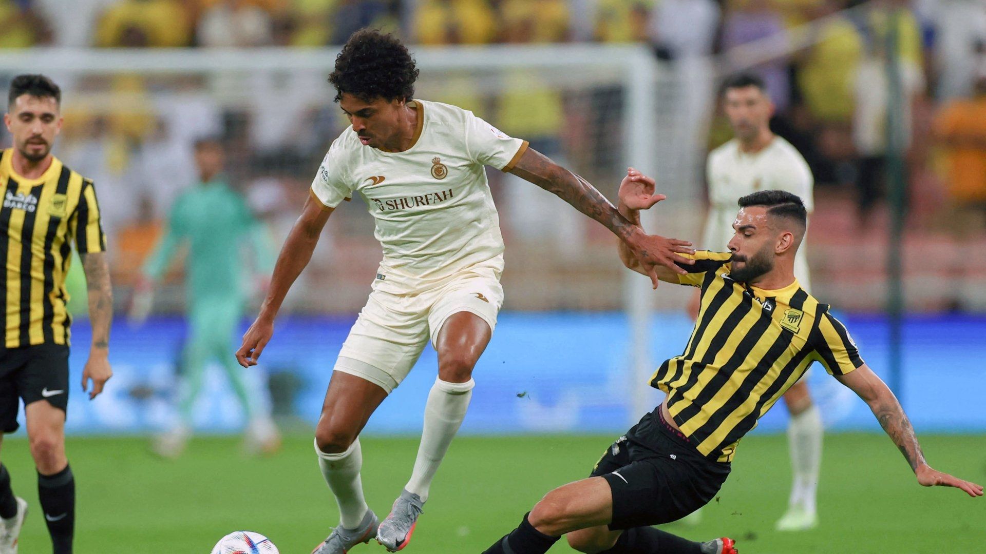 Luiz Gustavo e Bruno Henrique disputam bola em jogo entre Al-Nassr e Al-Ittihad, pelo Campeonato Saudita 2023