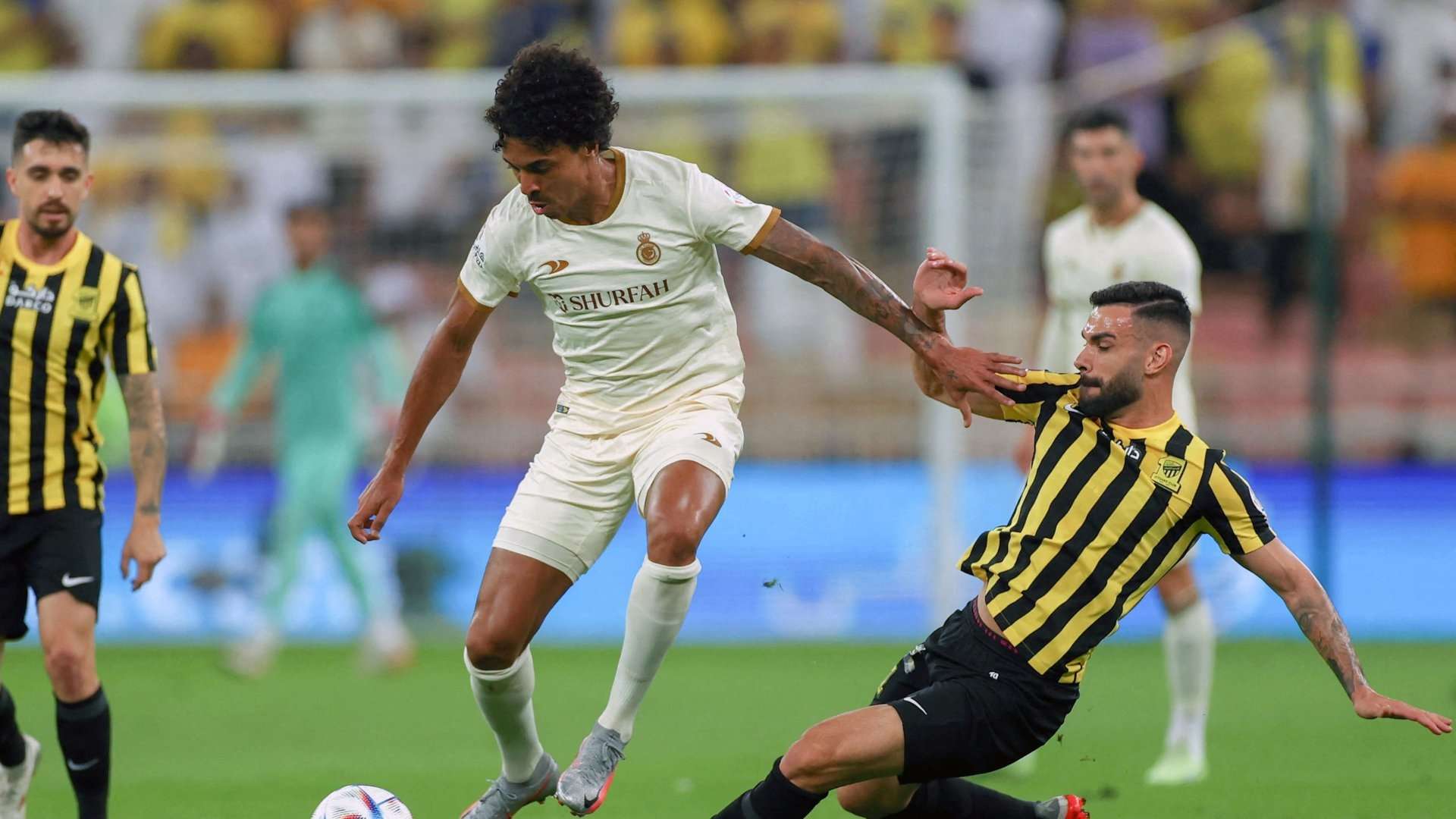 Luiz Gustavo e Bruno Henrique disputam bola em jogo entre Al-Nassr e Al-Ittihad, pelo Campeonato Saudita 2023