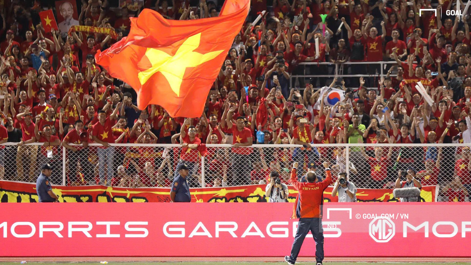 Coach Park Hang-seo with Vietnamese flag | U22 Vietnam vs U22 Indonesia | SEA Games 30 - 2019 | Finals