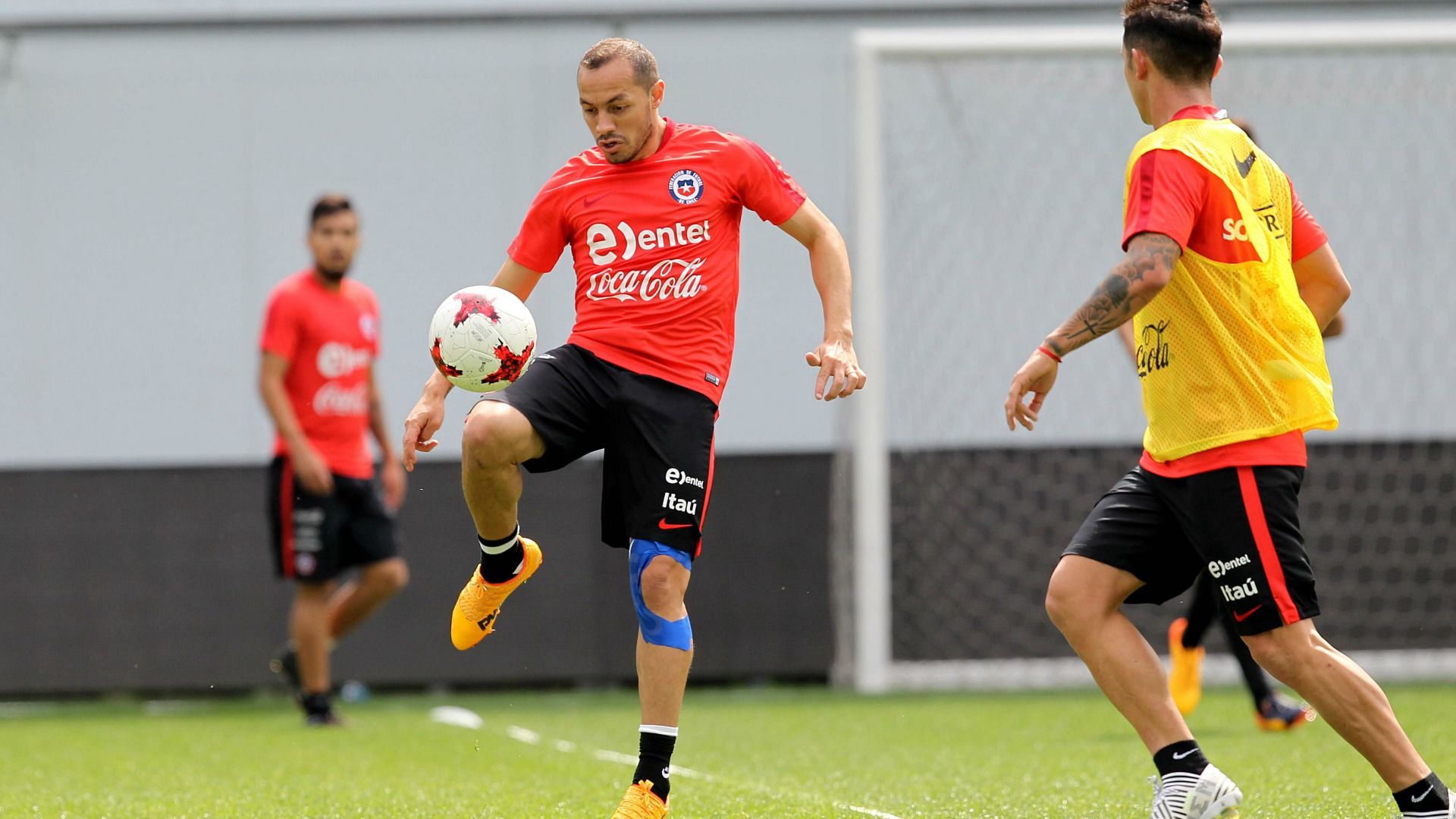 Marcelo Díaz Chile training 100617