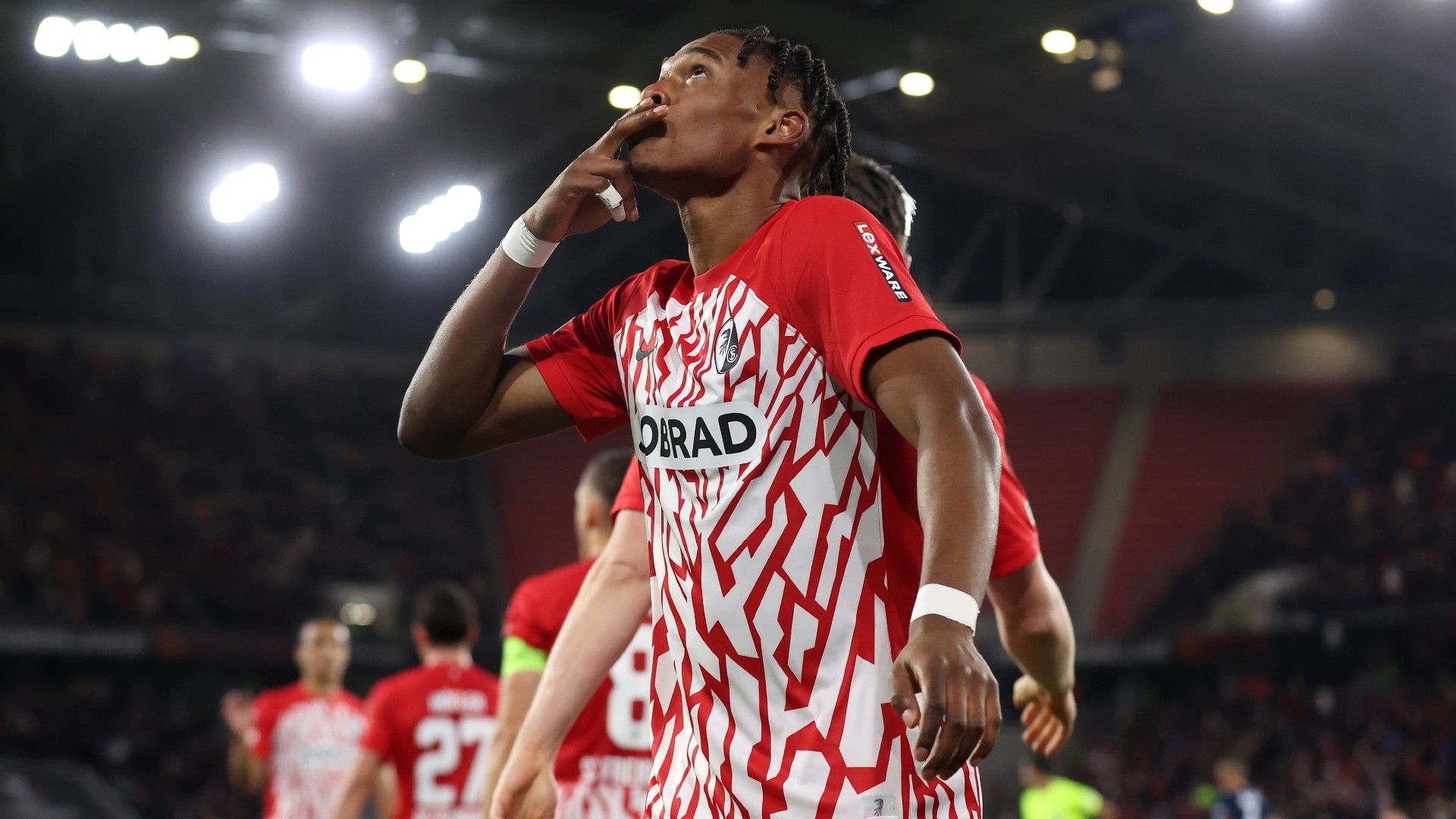  Junior Adamu of Sport-Club Freiburg celebrates