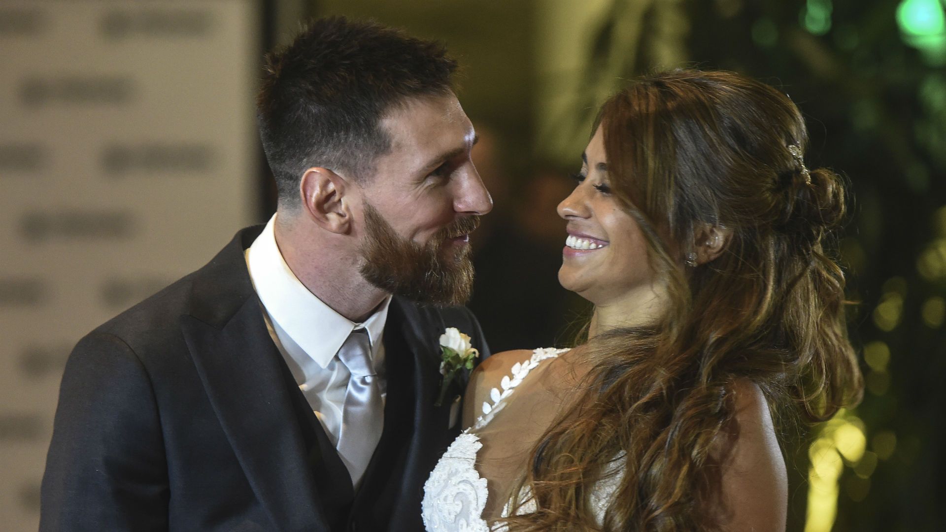 VIDEO: Lionel Messi kisses his new wife Antonella Roccuzzo | Goal.com US