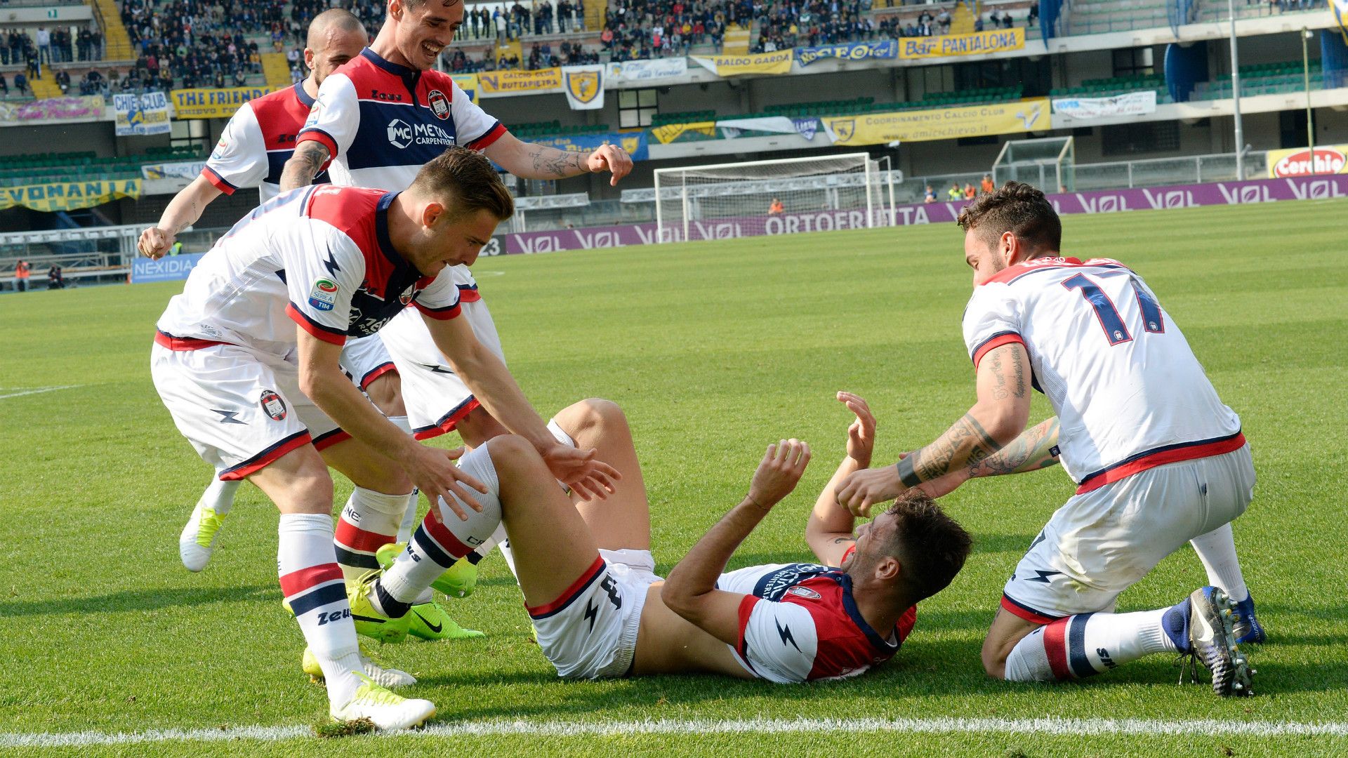 Crotone celebrating vs Chievo Serie A 2017/04/02