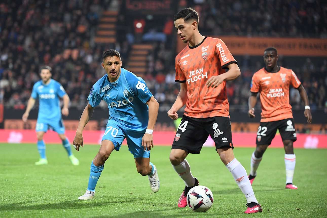 Romain Faivre devant Alexis Sanchez, lors de la rencontre de L1 face à l'Olympique de Marseille (0-0), le 9 avril