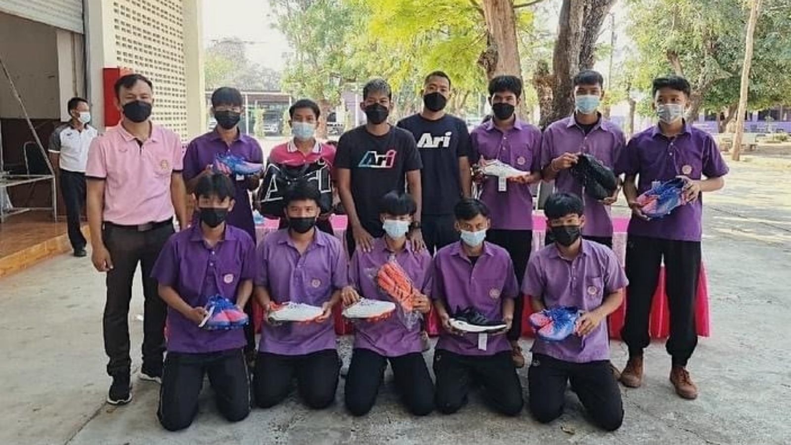 Ari มอบสตั๊ดให้ รร. คอนสวรรค์