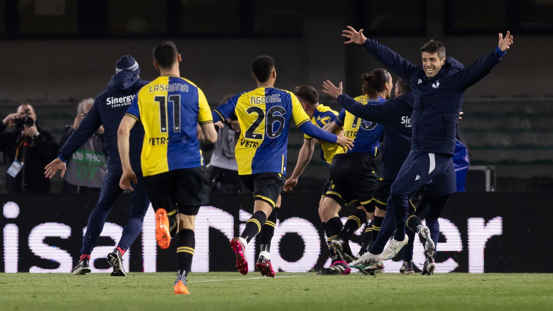 Verona celebrating Sassuolo
