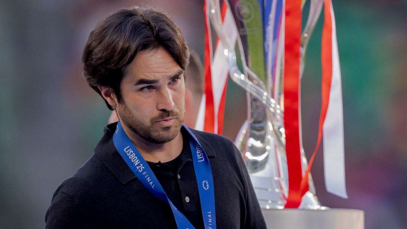 Pere Romeu UWCL trophy 2024-25