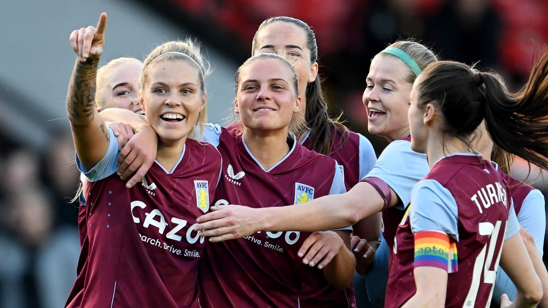 Rachel Daly celebrates w/ Aston Villa players vs Man Utd 2022-23