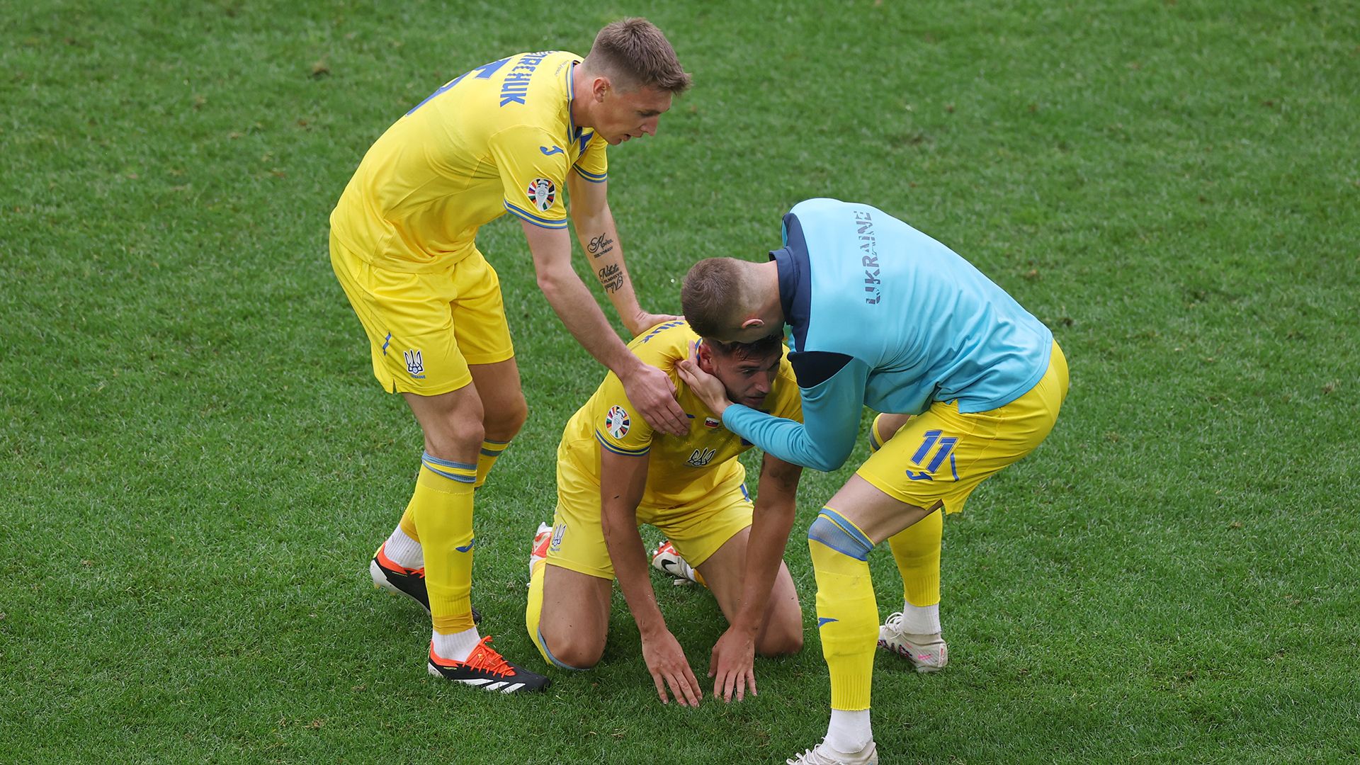 決勝弾のウクライナ代表FWが涙…「僕らは国民に喜びを与えなくてはならない」。試合前には大統領からエールも