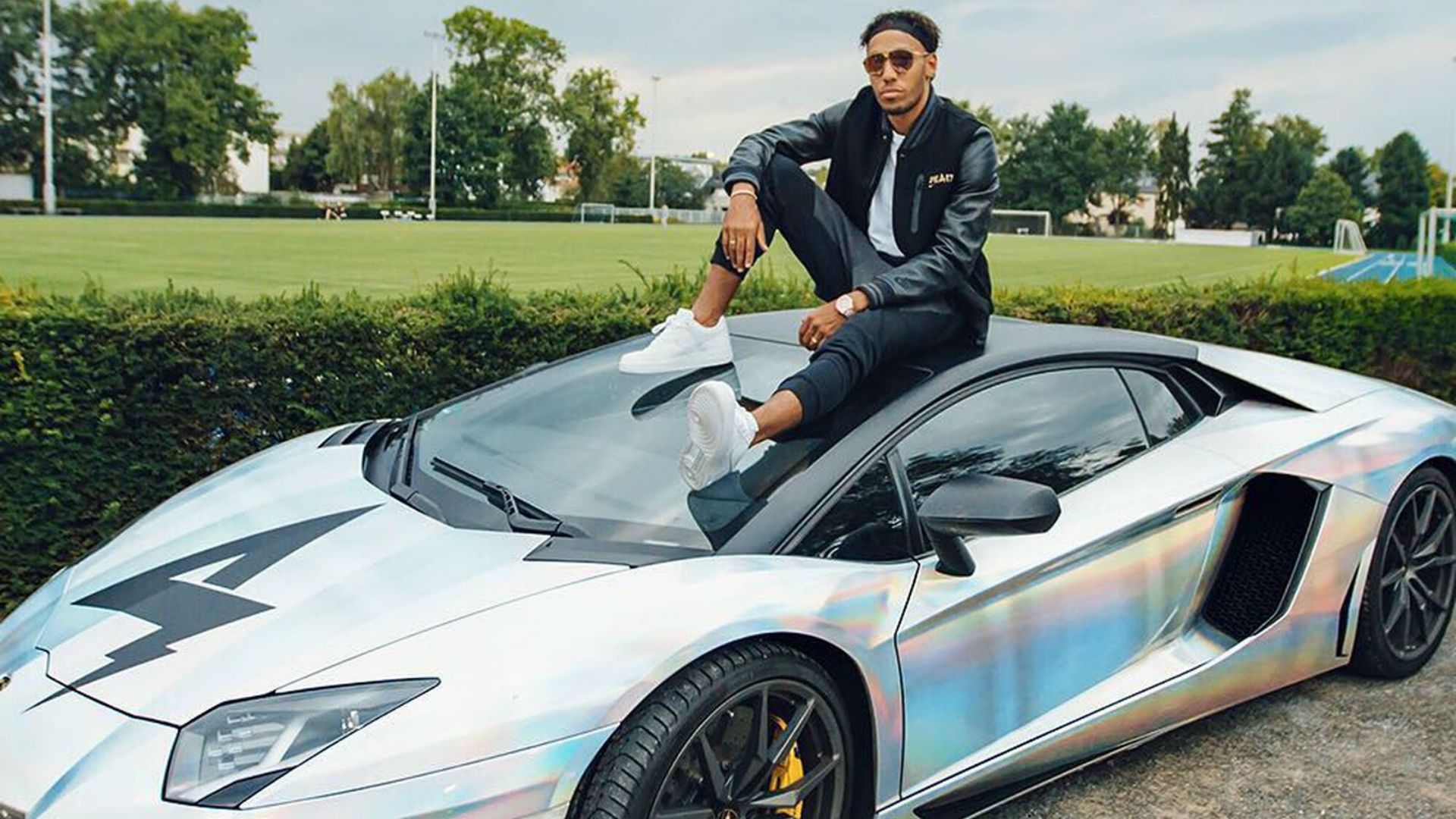Aubameyang posta foto com Lamborghini Murcielago