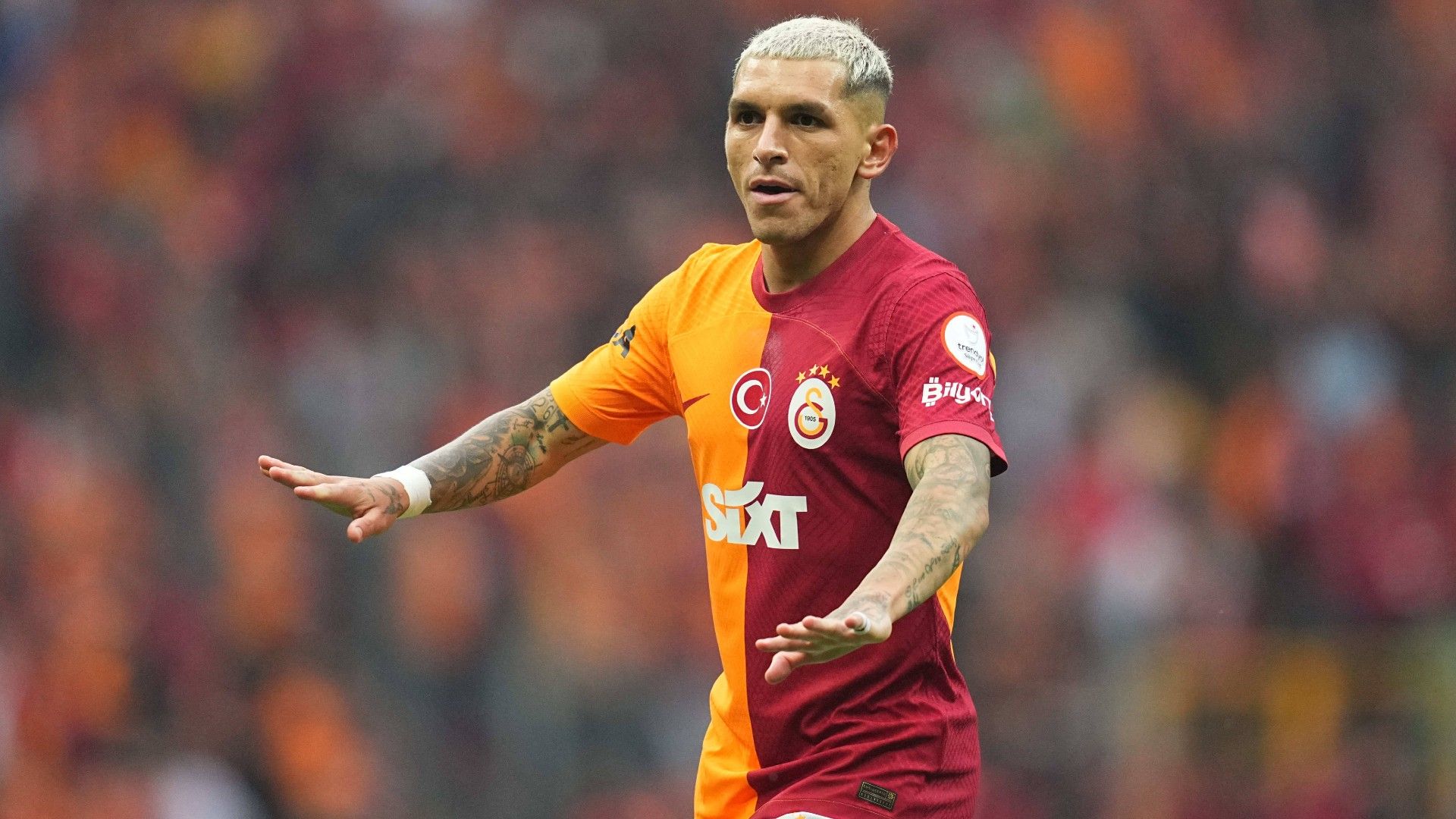 Lucas Torreira (Galatasaray) looks on