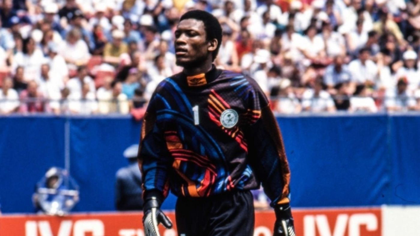 "سخرنا من العويران والملك فهد وصفني بالبطل" .. محمد الدعيع يروي كواليس مونديال 1994 وعملاق أوروبا حاول إغراءه بـ"قفاز"!