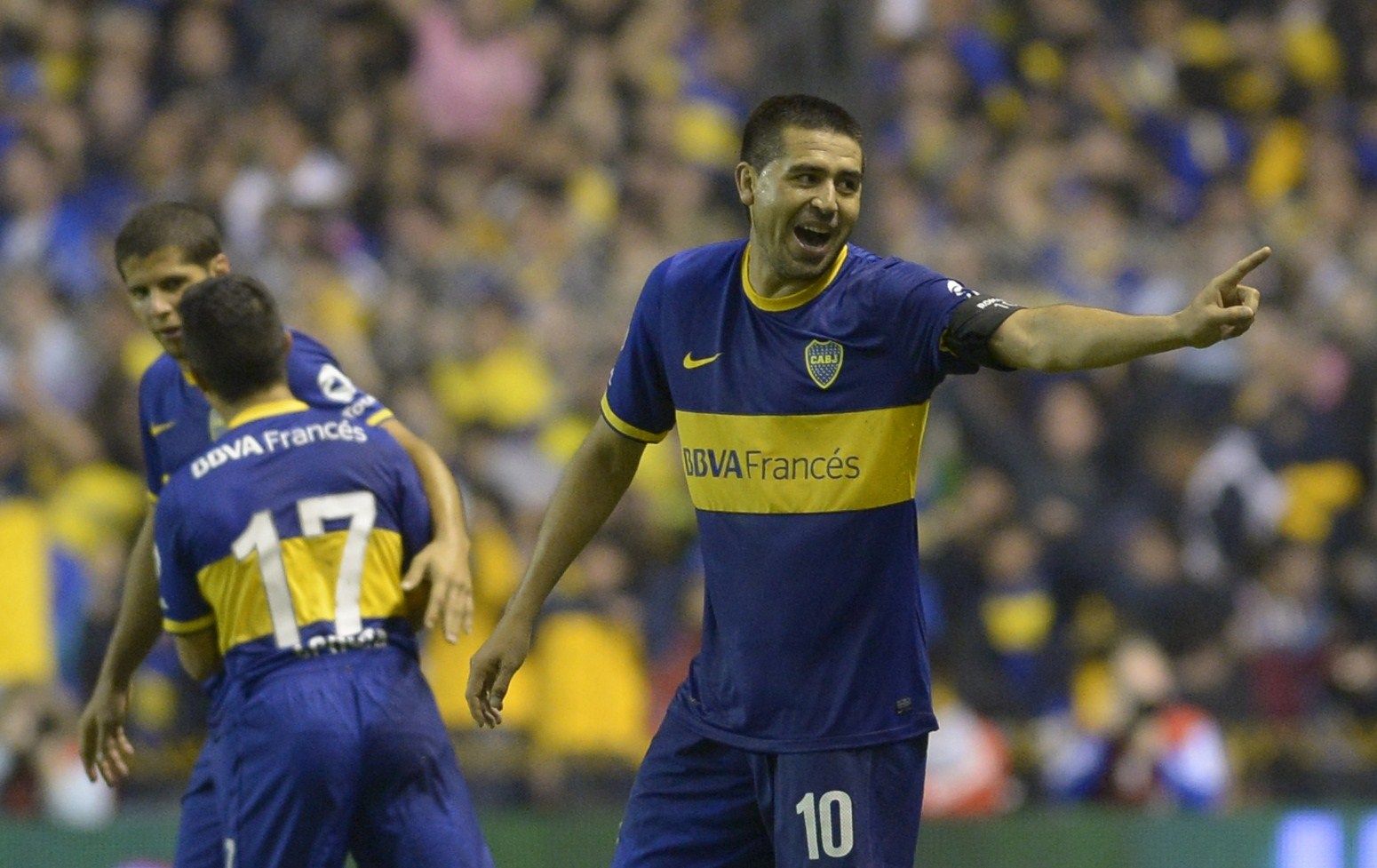 Juan Roman Riquelme comemora gol com a camisa do Boca Juniors