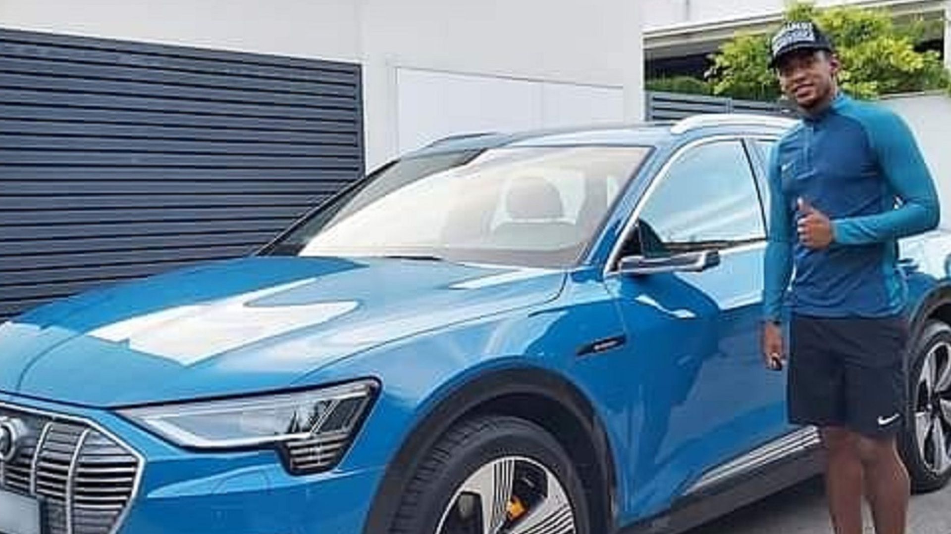Choco Lozano posa com carro depois de vitória sobre o Real Madrid
