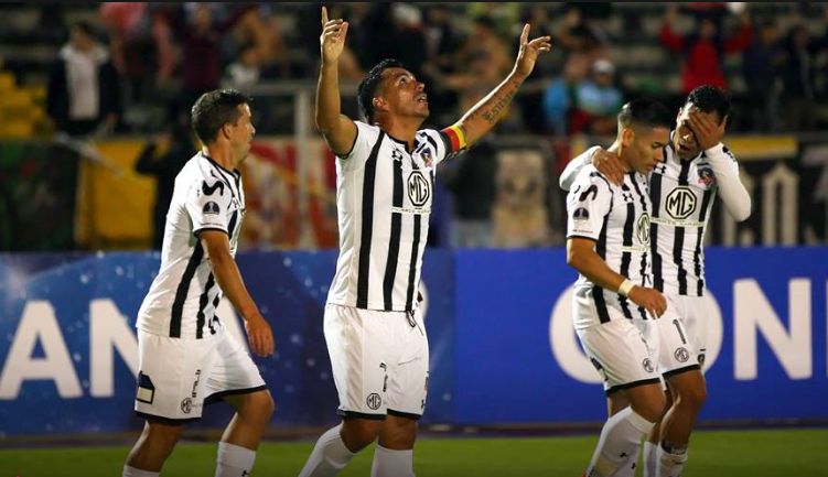 Colo Colo - Esteban Paredes