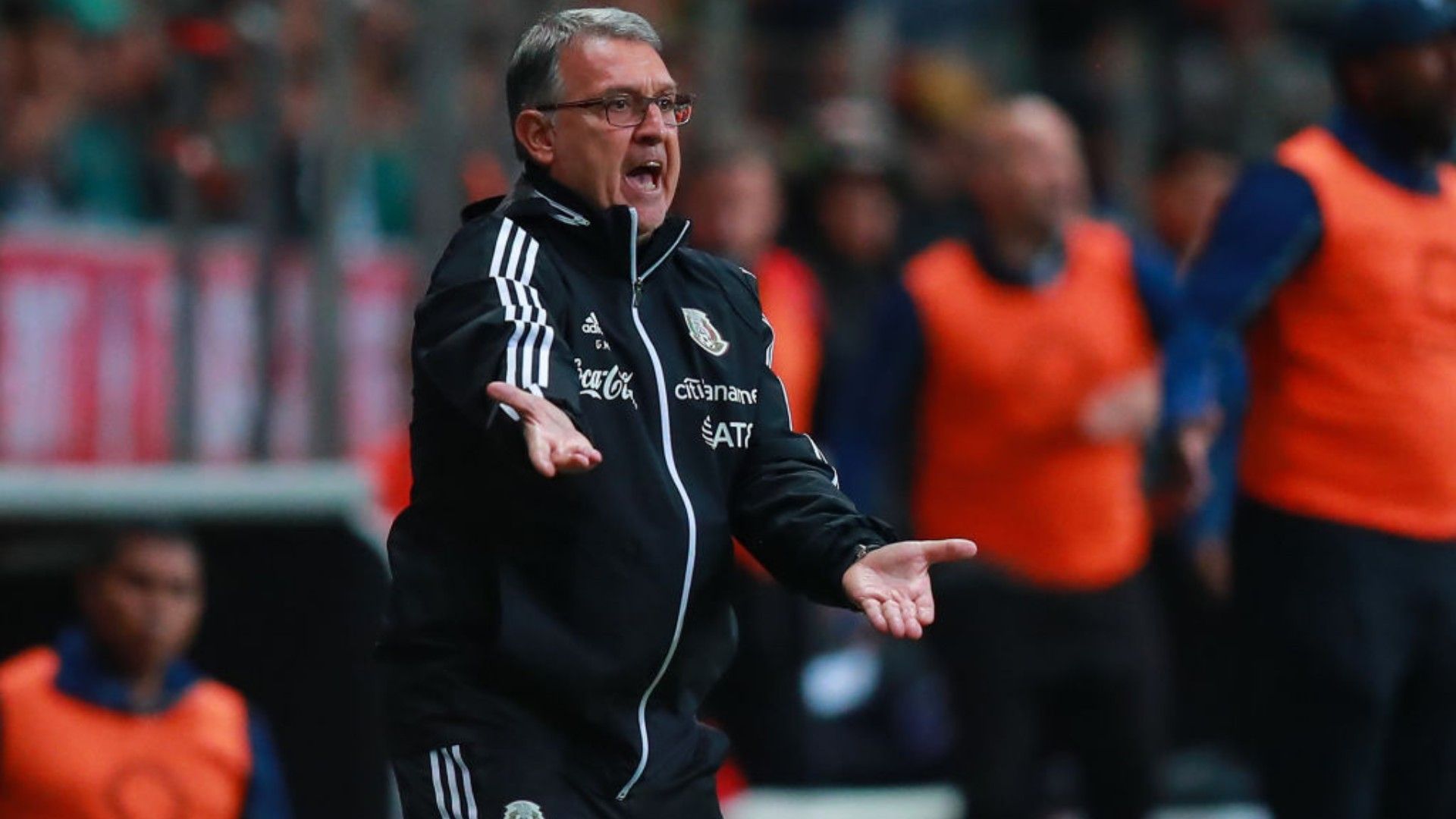 gerardo martino gritando en un partido de México
