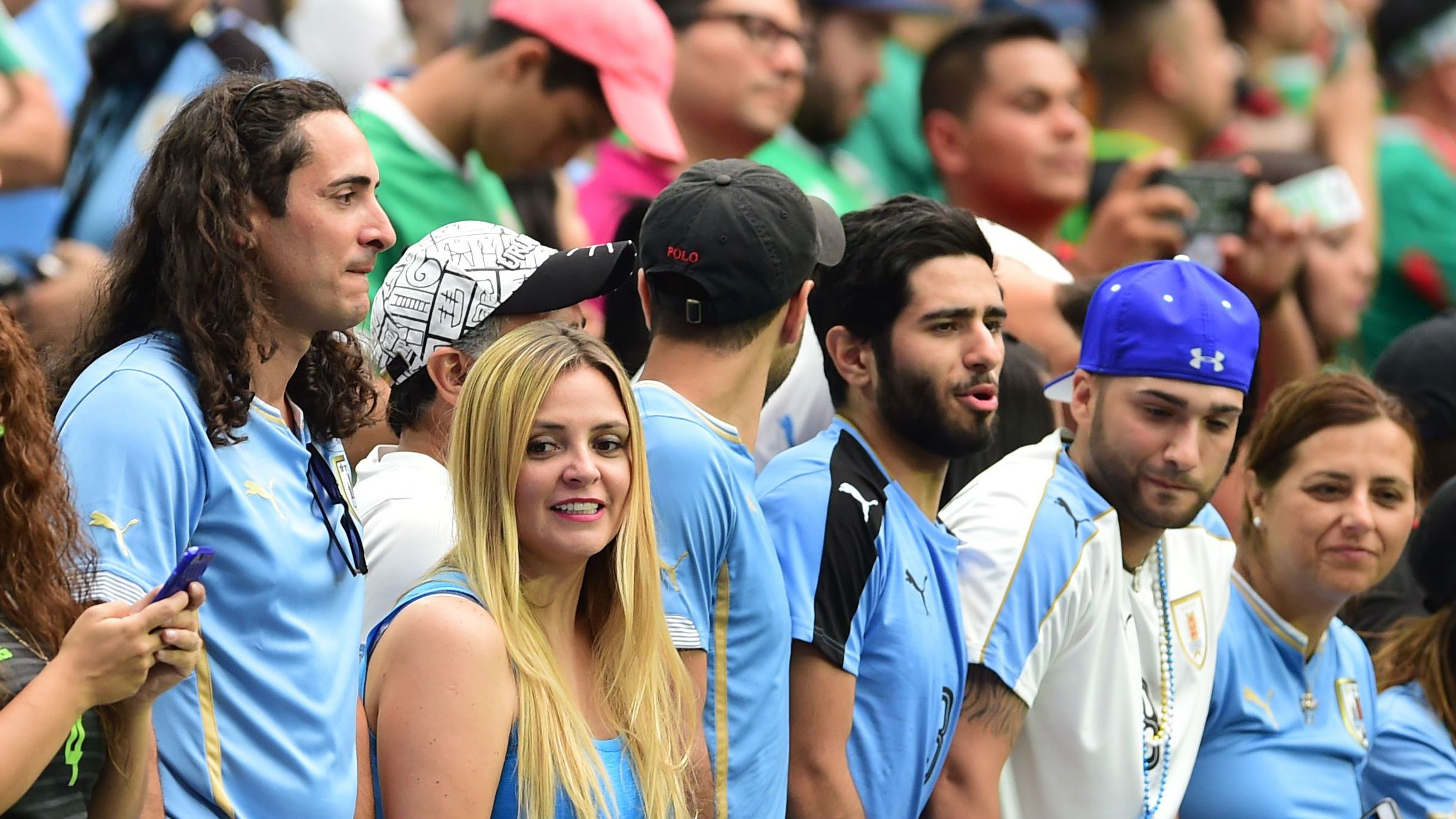 Uruguay fans 06052016
