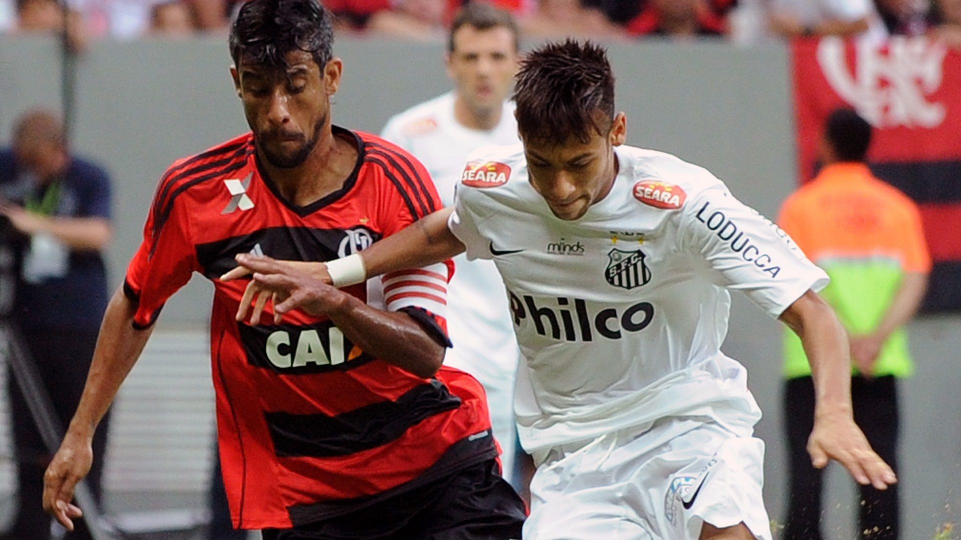 Léo Moura e Neymar, em um Flamengo x Santos de 2013