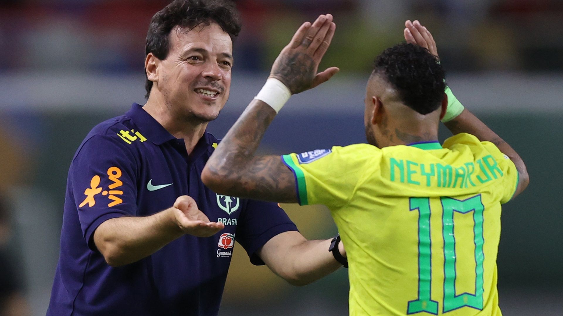 Fernando Diniz e Neymar, em 2023, pela seleção brasileira nas Eliminatórias de 2026