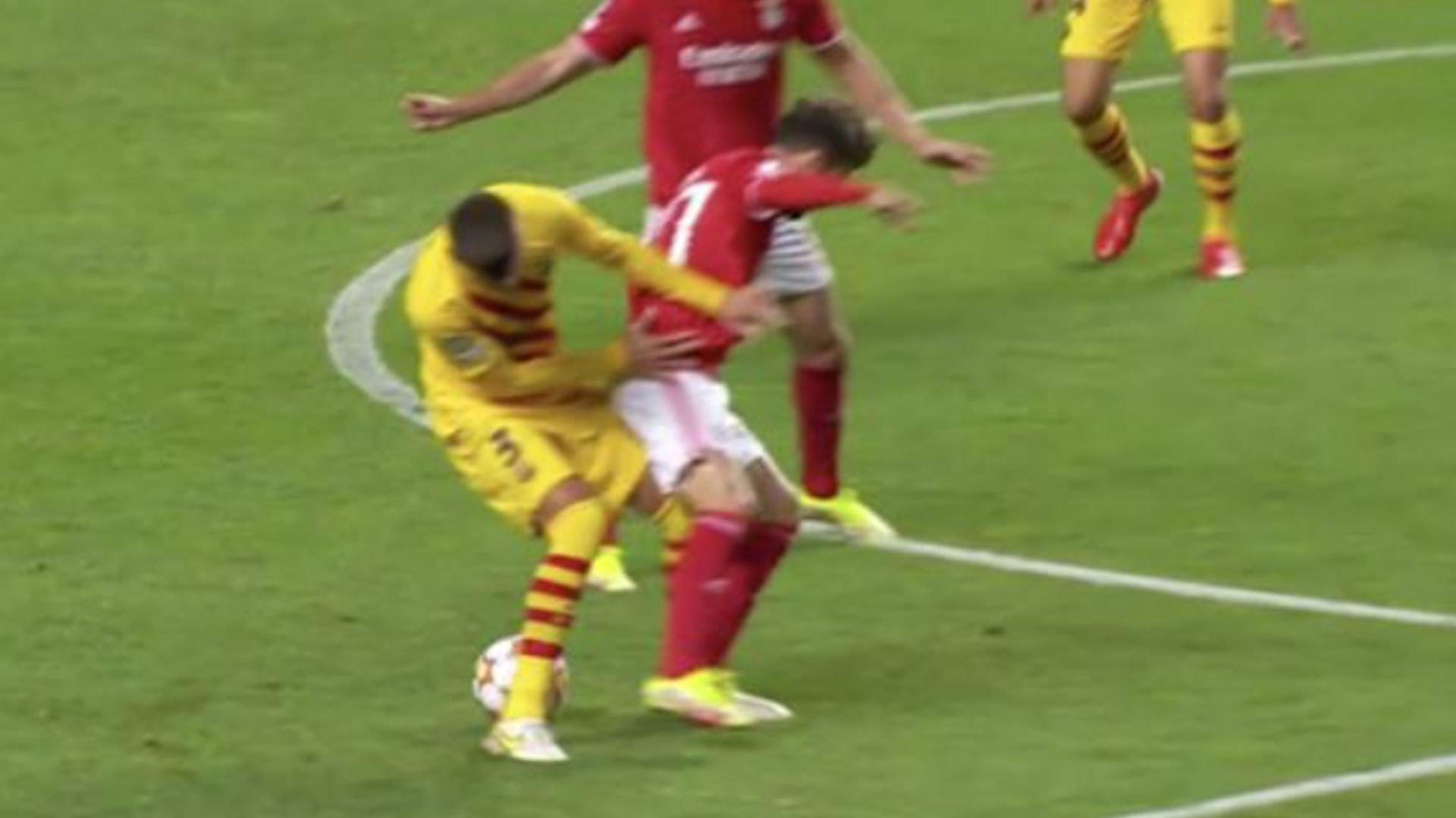 Falta de Piqué ante el Benfica que pudo significar la expulsión