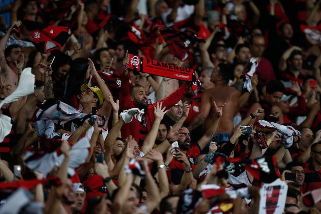 Torcida do Flamengo comemora classificação contra o Emelec