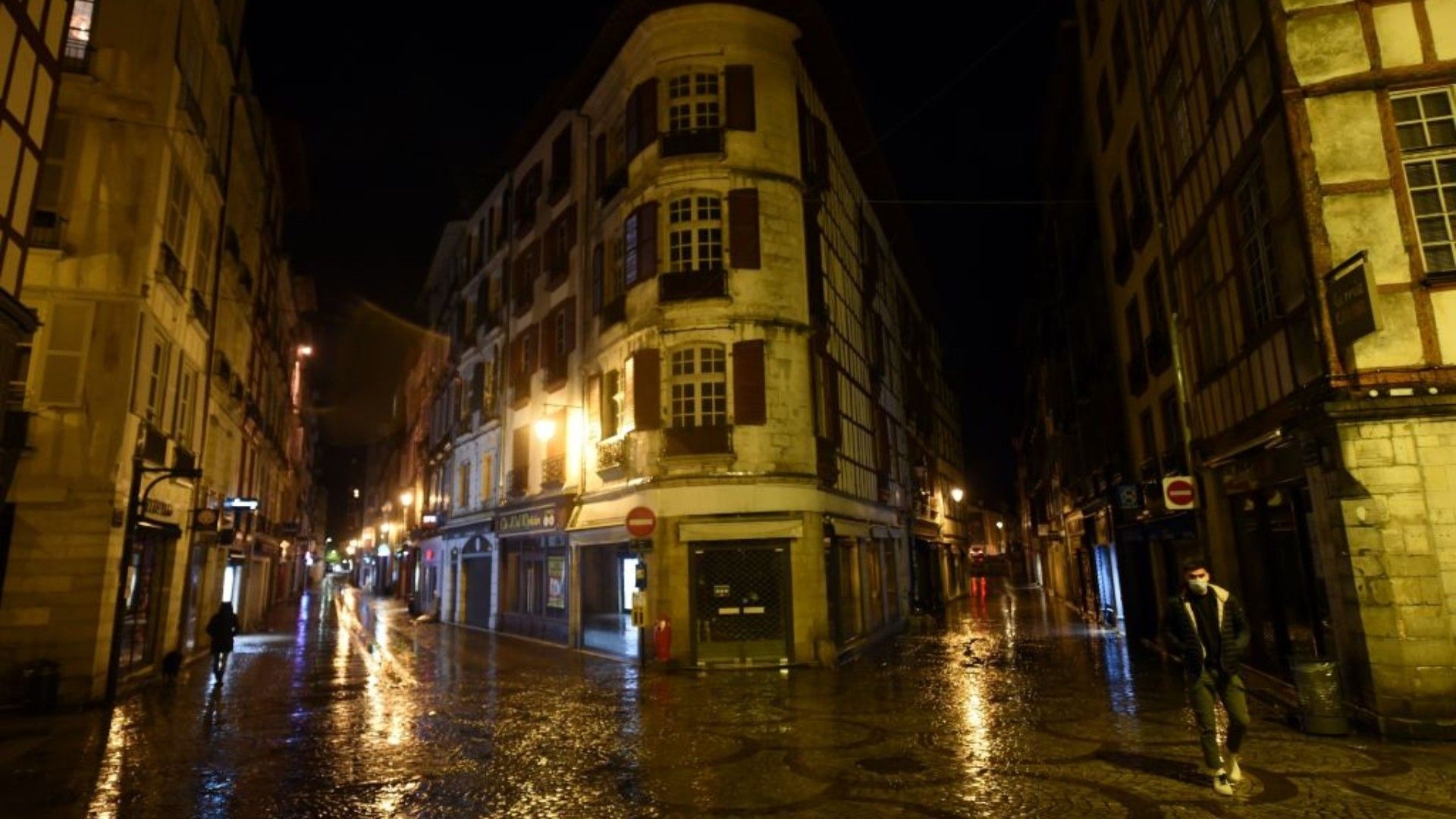 Las calles de París iluminadas de noche