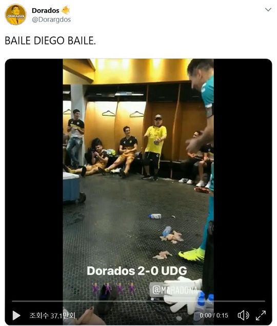 도라도스 라커룸에서 승리의 댄스를 선보이고 있는 디에고 마라도나. 사진=도라도스 공식 트위터