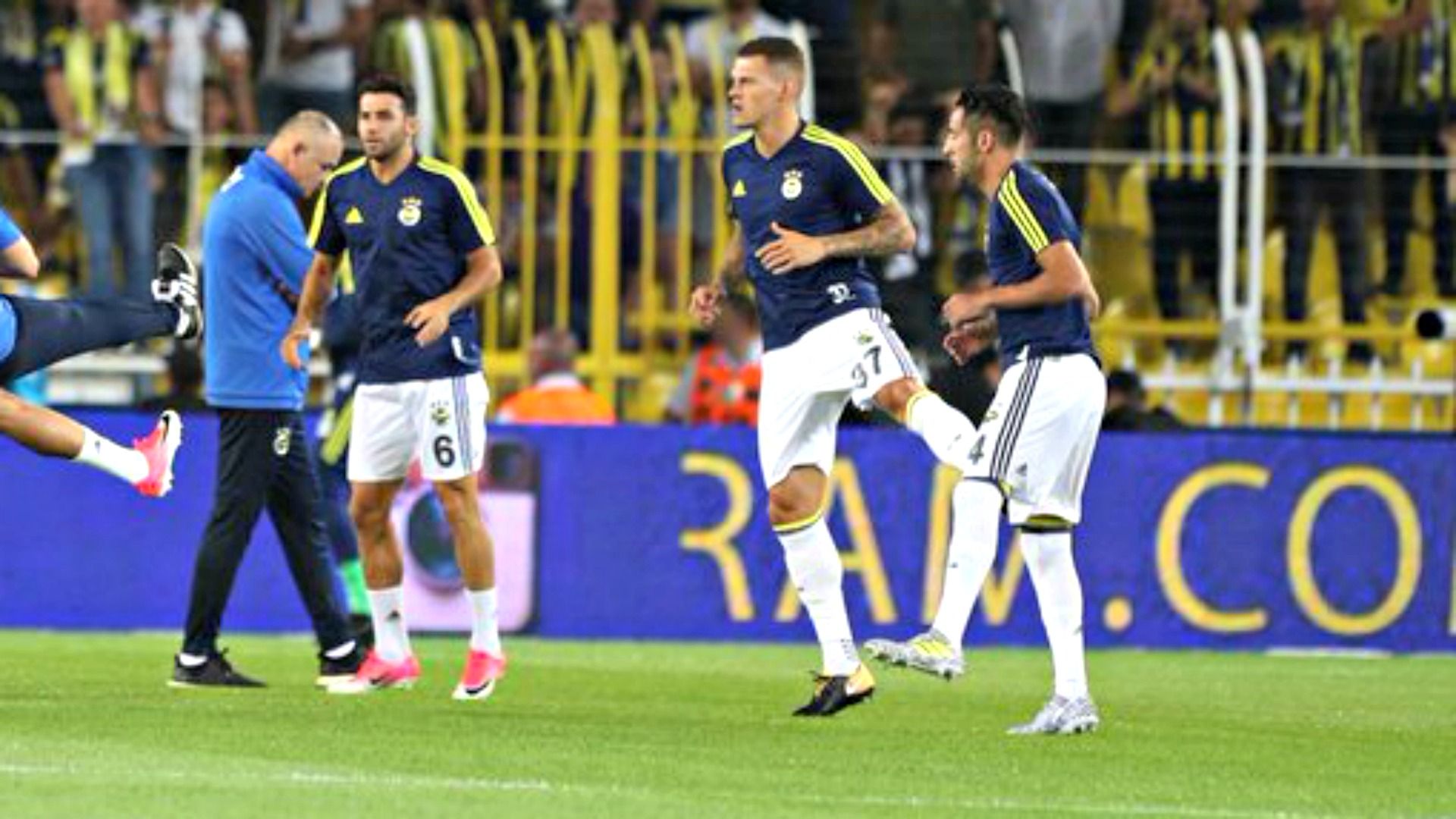 Mauricio Isla Martin Skrtel Fenerbahce Trabzonspor 200817