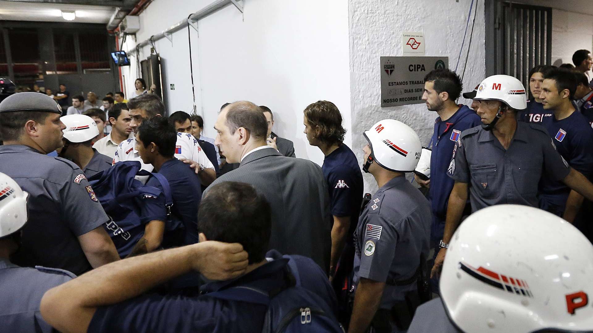 Polícia nos vestiários do Morumbi, durante confusão entre São Paulo e Tigre na Copa Sul-Americana de 2012