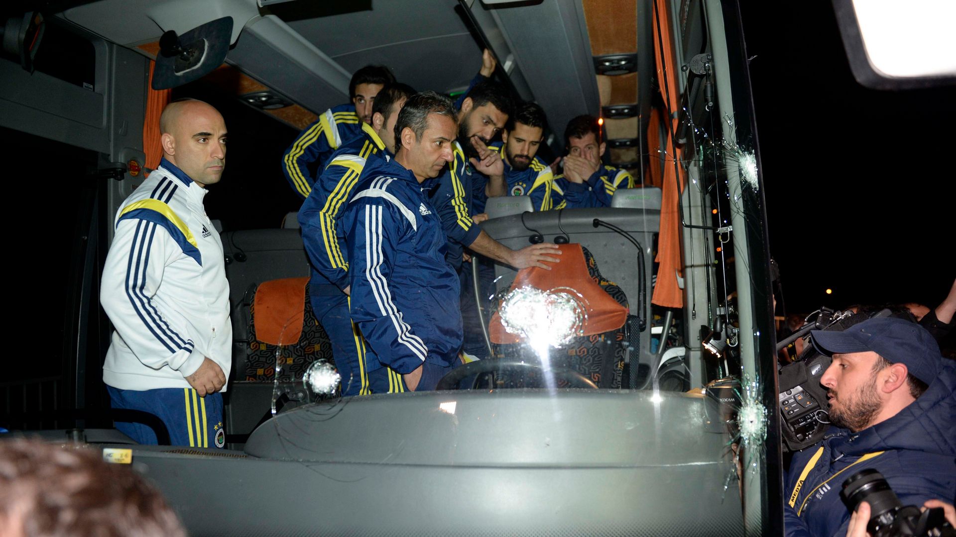 Fenerbahçe otobüsü kurşunlandı