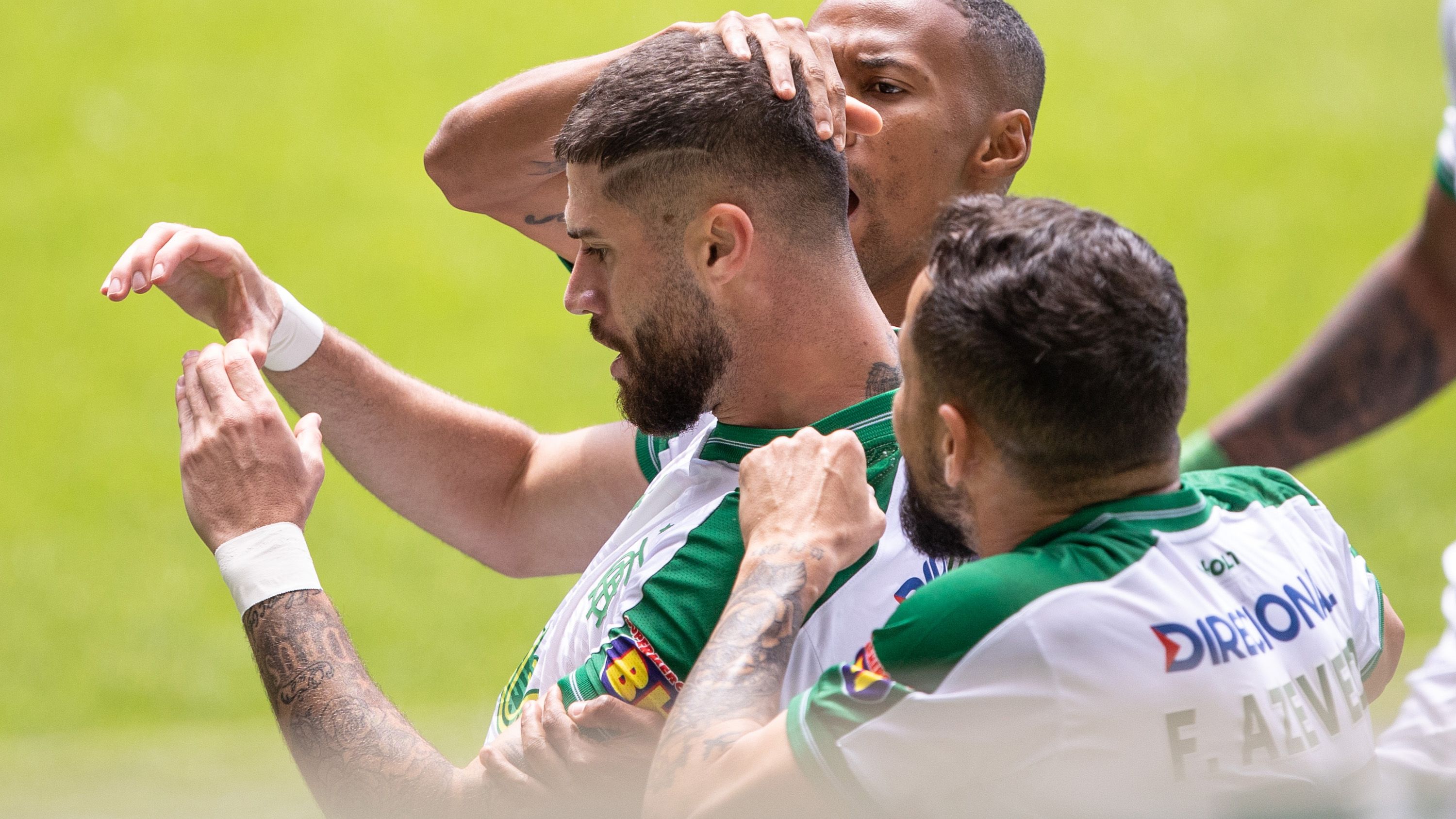 América-MG comemora gol de Fabrício Daniel