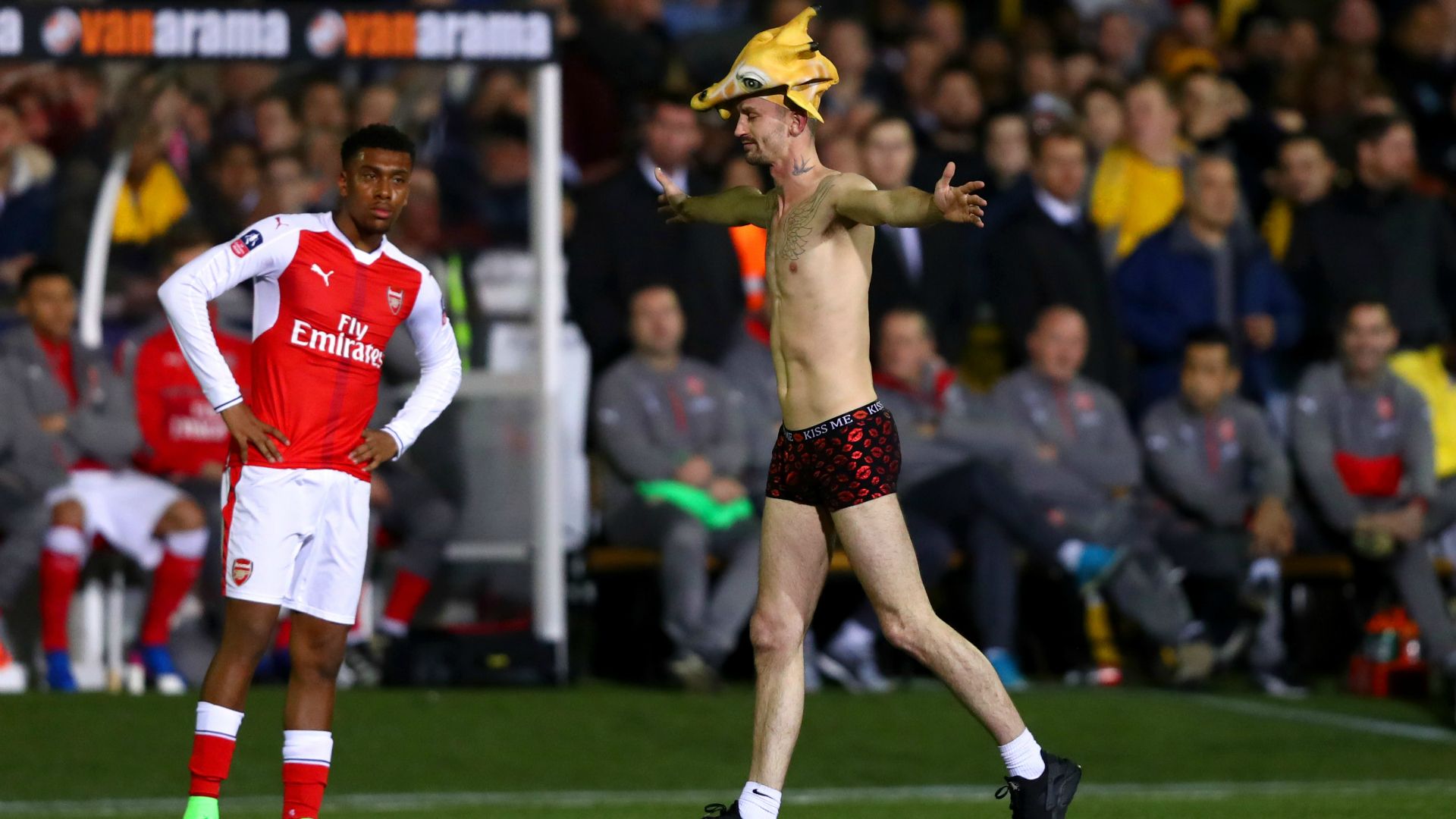Invasione di campo Sutton Arsenal FA Cup 2016-17