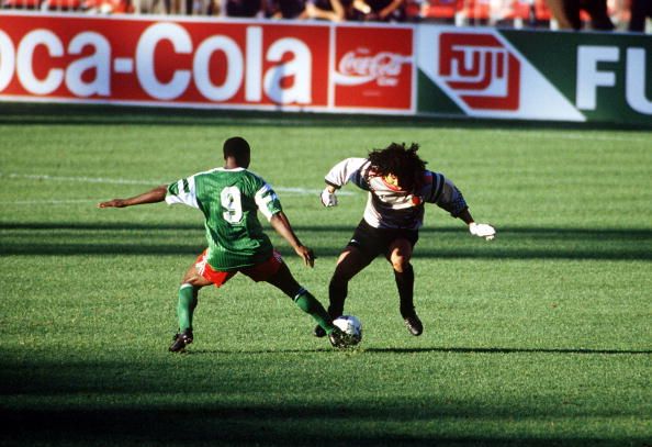 Higuita lose the ball agianst Milla (Camerún vs Colombia Italia 1990)