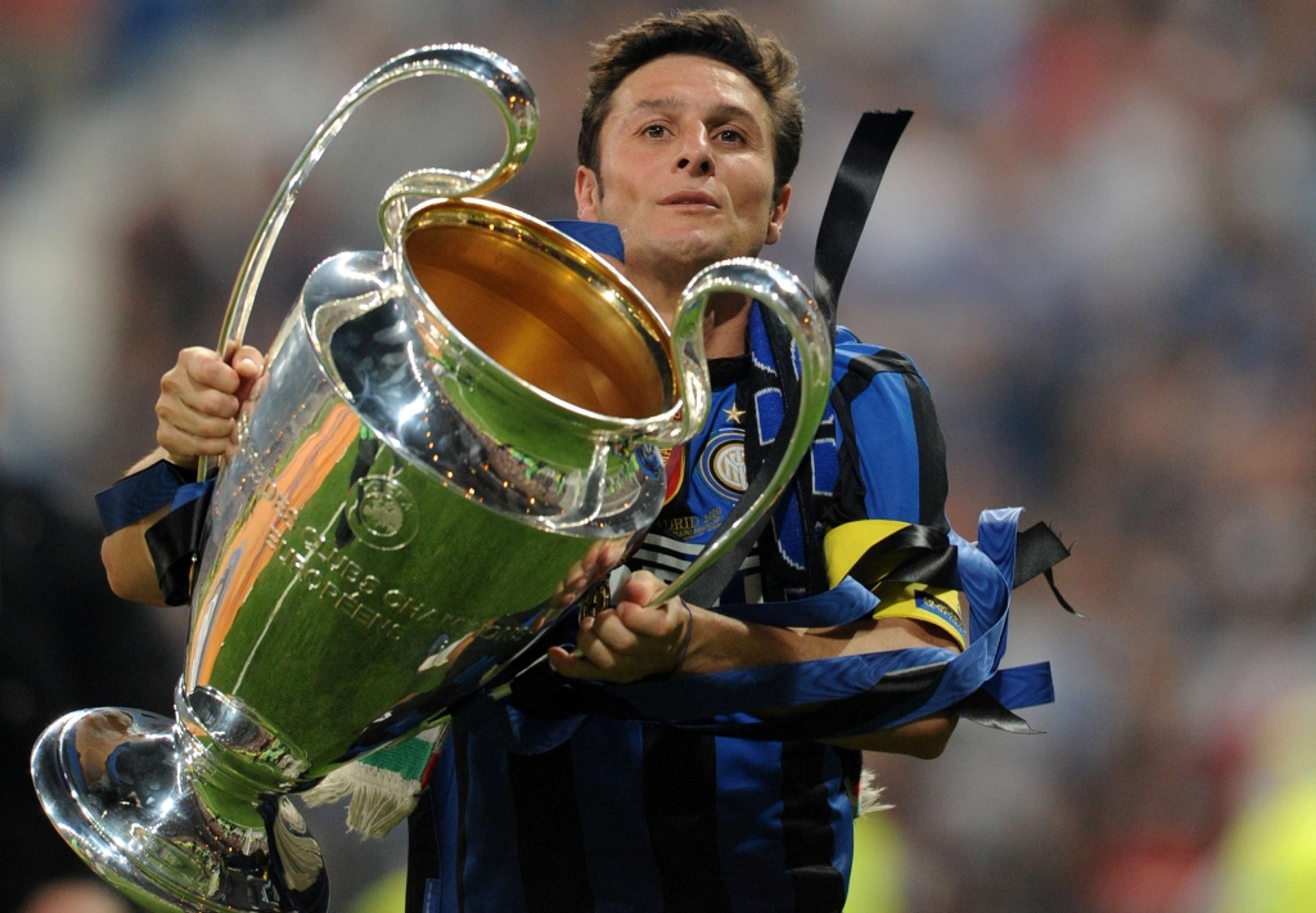 Javier Zanetti con la Champions League vinta dall'Inter nel 2010